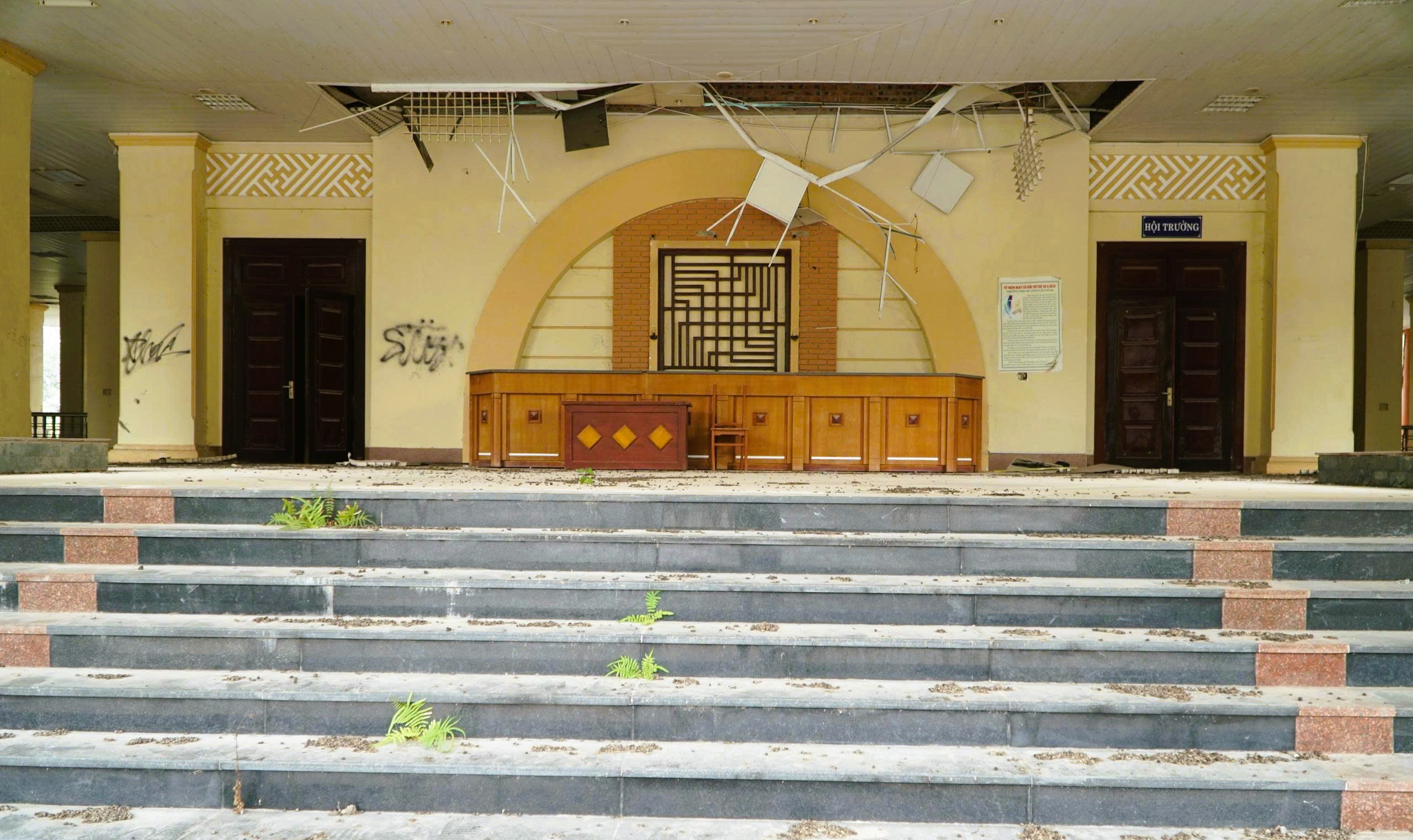 Trung t&acirc;m hội nghị 160 tỉ đồng ở Thanh H&oacute;a bị ph&aacute; tan hoang để trộm t&agrave;i sản - Ảnh 11.