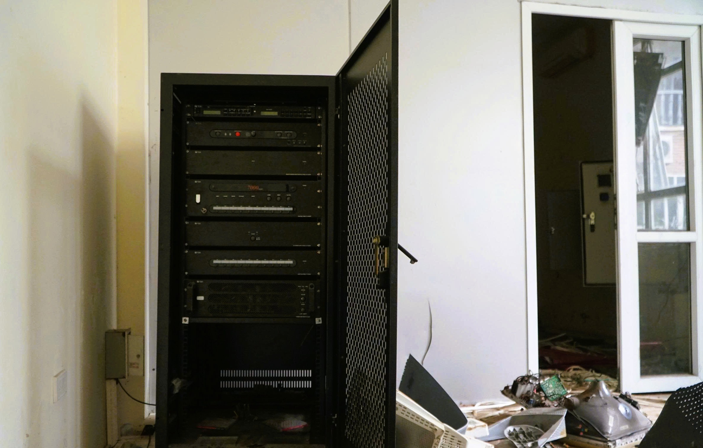 Trung t&acirc;m hội nghị 160 tỉ đồng ở Thanh H&oacute;a bị ph&aacute; tan hoang để trộm t&agrave;i sản - Ảnh 9.