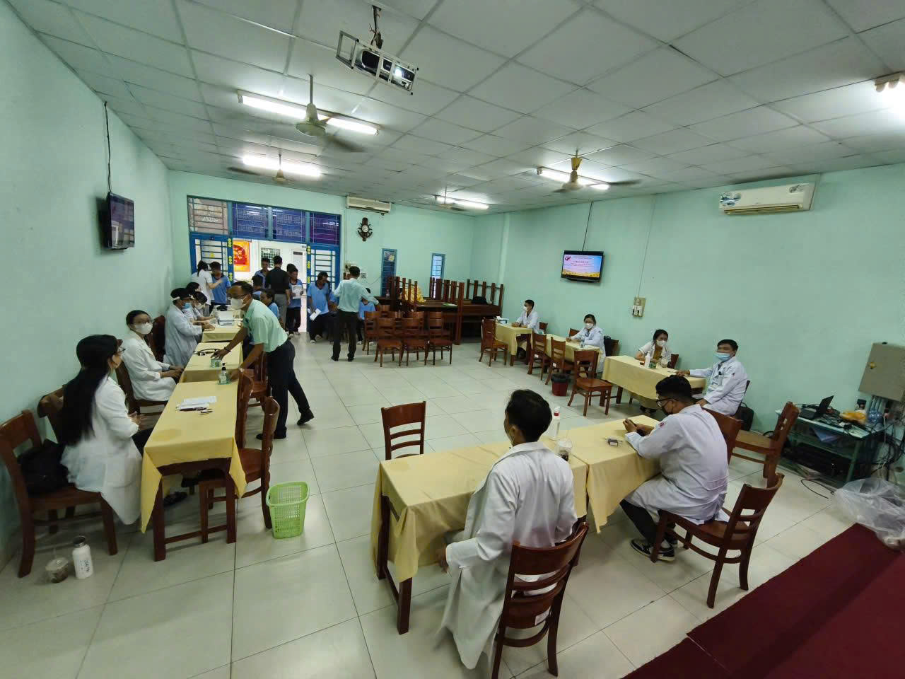 Bác sĩ đến bên người yếu thế - Ảnh 1.