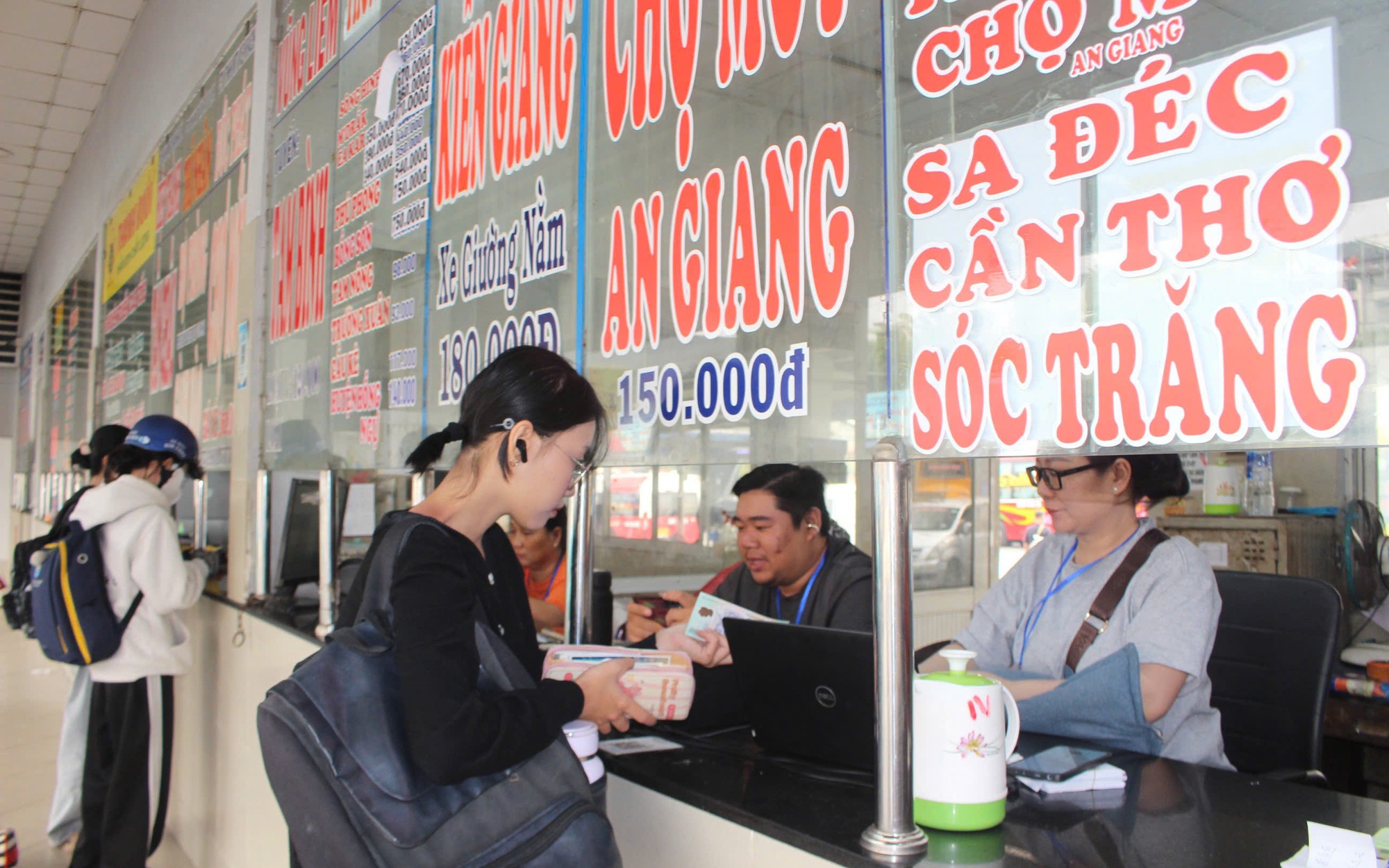 Bến xe TPHCM tấp nập ng&agrave;y 21 th&aacute;ng Chạp, người d&acirc;n hối hả về qu&ecirc; đ&oacute;n Tết sớm - Ảnh 2.