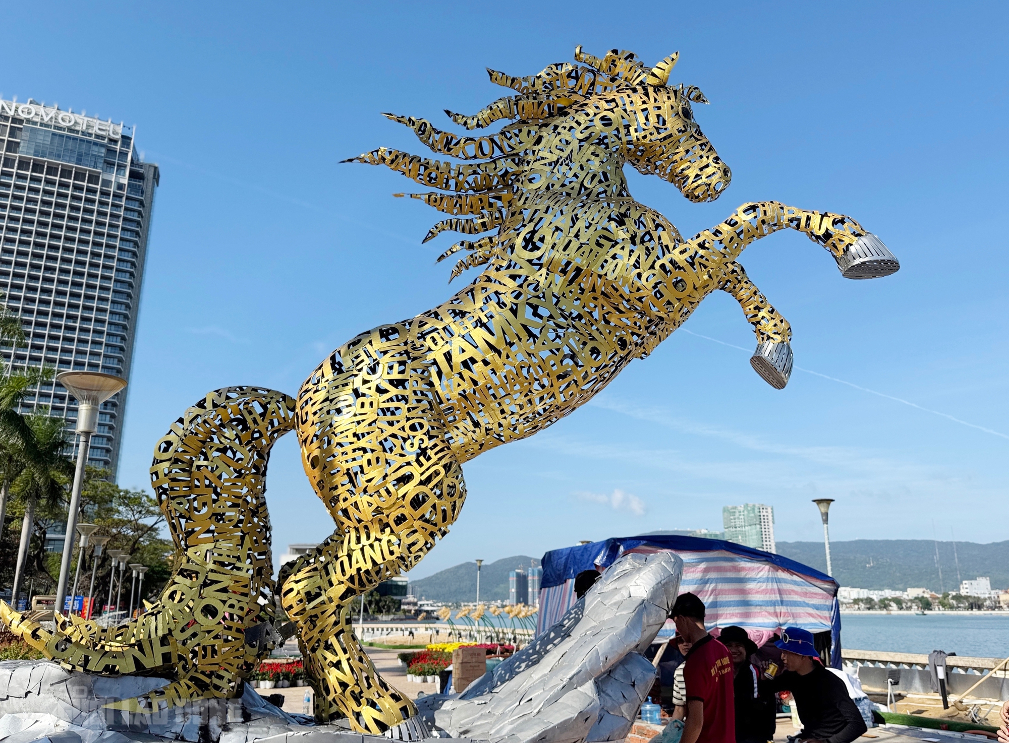 Giải m&atilde; &yacute; nghĩa của linh vật ngựa v&agrave;ng gh&eacute;p t&ecirc;n 94 x&atilde;, phường, đặc khu ở Đ&agrave; Nẵng - Ảnh 1.