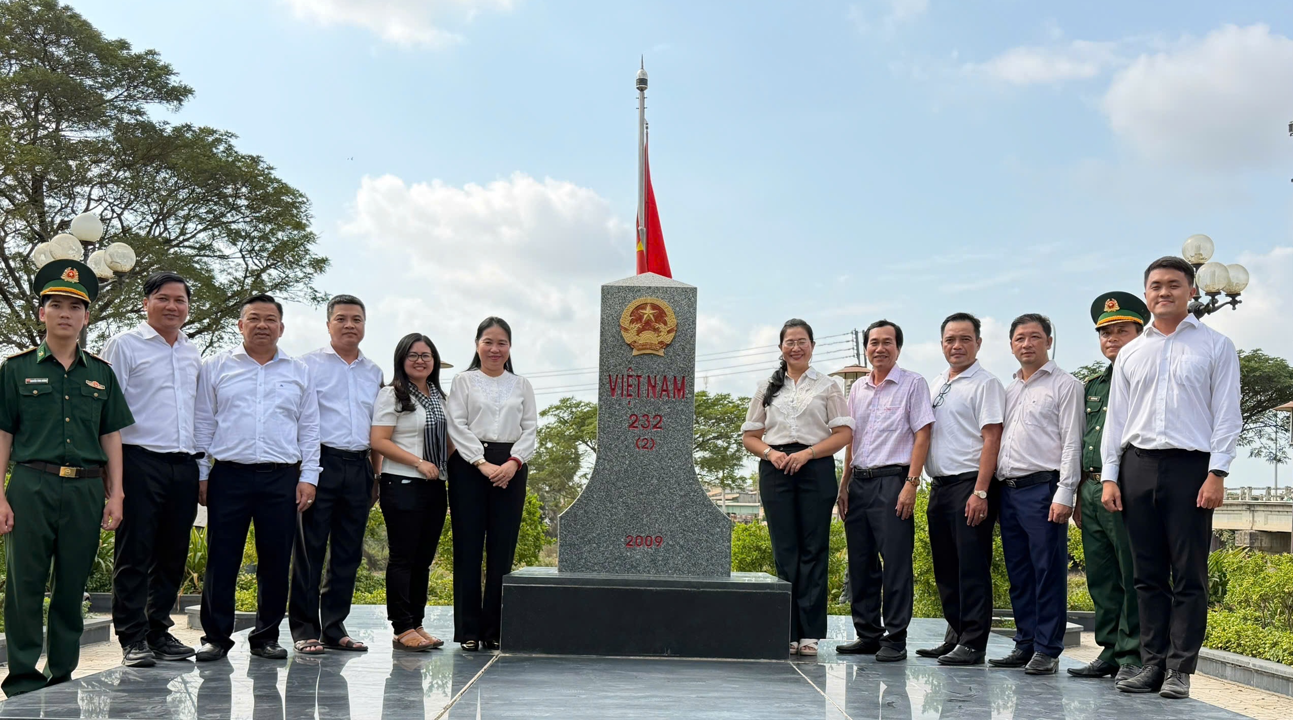 &ldquo;Nghĩa t&igrave;nh bi&ecirc;n giới&rdquo;: TPHCM mang m&ugrave;a Xu&acirc;n ấm &aacute;p đến x&atilde; T&acirc;n Hồng, Đồng Th&aacute;p - Ảnh 19.