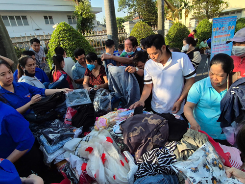 Mang Tết đến sớm với c&ocirc;ng nh&acirc;n - lao động - Ảnh 1.