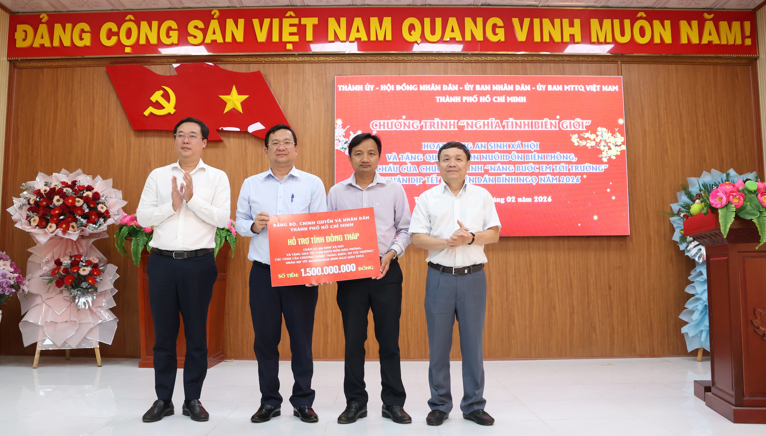 Ph&oacute; B&iacute; thư Thường trực Th&agrave;nh ủy TPHCM L&ecirc; Quốc Phong thăm, tặng qu&agrave; tại Đồng Th&aacute;p - Ảnh 2.