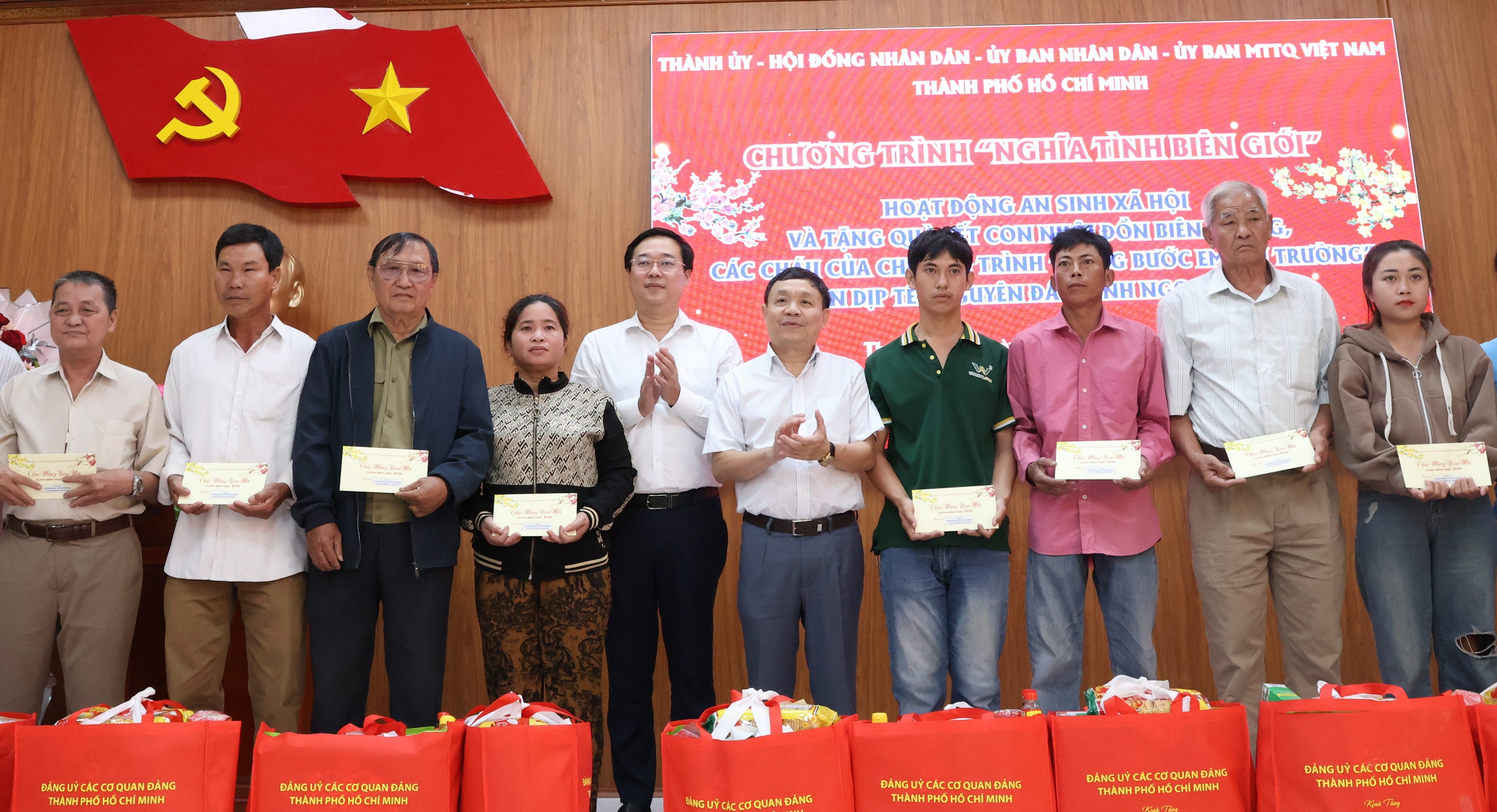 Ph&oacute; B&iacute; thư Thường trực Th&agrave;nh ủy TPHCM L&ecirc; Quốc Phong thăm, tặng qu&agrave; tại Đồng Th&aacute;p - Ảnh 5.