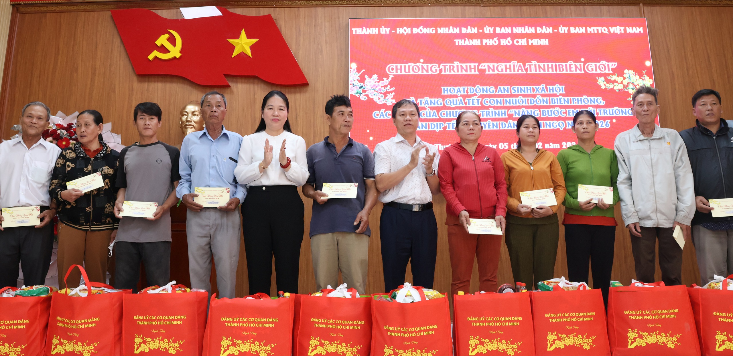 Ph&oacute; B&iacute; thư Thường trực Th&agrave;nh ủy TPHCM L&ecirc; Quốc Phong thăm, tặng qu&agrave; tại Đồng Th&aacute;p - Ảnh 6.