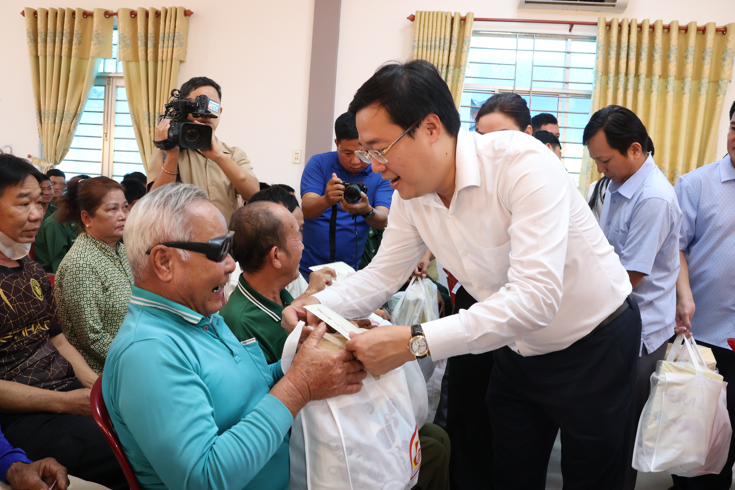 Ph&oacute; B&iacute; thư Thường trực Th&agrave;nh ủy TPHCM L&ecirc; Quốc Phong thăm, tặng qu&agrave; tại Đồng Th&aacute;p - Ảnh 3.