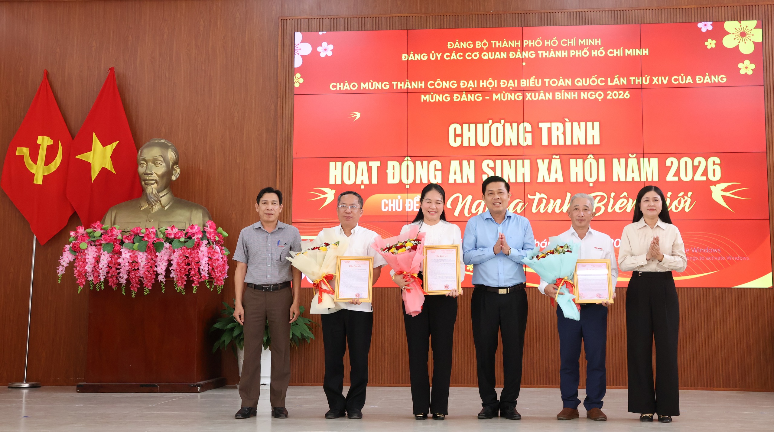 &ldquo;Nghĩa t&igrave;nh bi&ecirc;n giới&rdquo;: TPHCM mang m&ugrave;a Xu&acirc;n ấm &aacute;p đến x&atilde; T&acirc;n Hồng, Đồng Th&aacute;p - Ảnh 8.