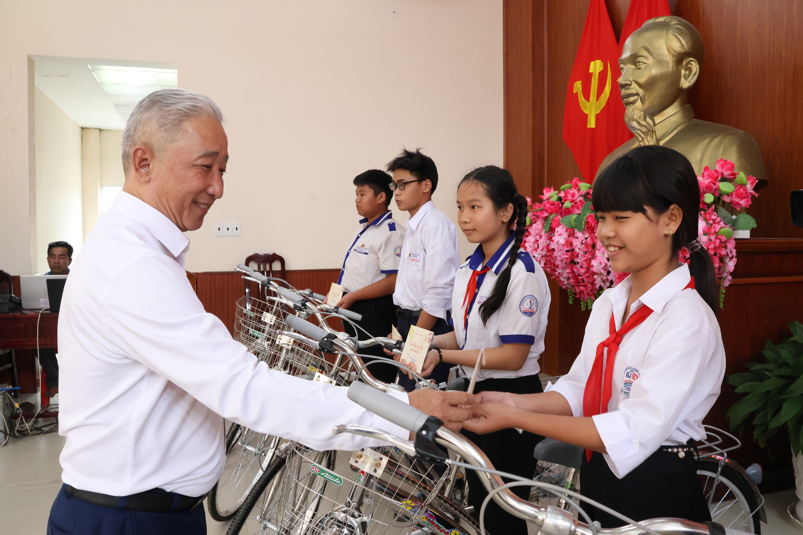 &ldquo;Nghĩa t&igrave;nh bi&ecirc;n giới&rdquo;: TPHCM mang m&ugrave;a Xu&acirc;n ấm &aacute;p đến x&atilde; T&acirc;n Hồng, Đồng Th&aacute;p - Ảnh 10.
