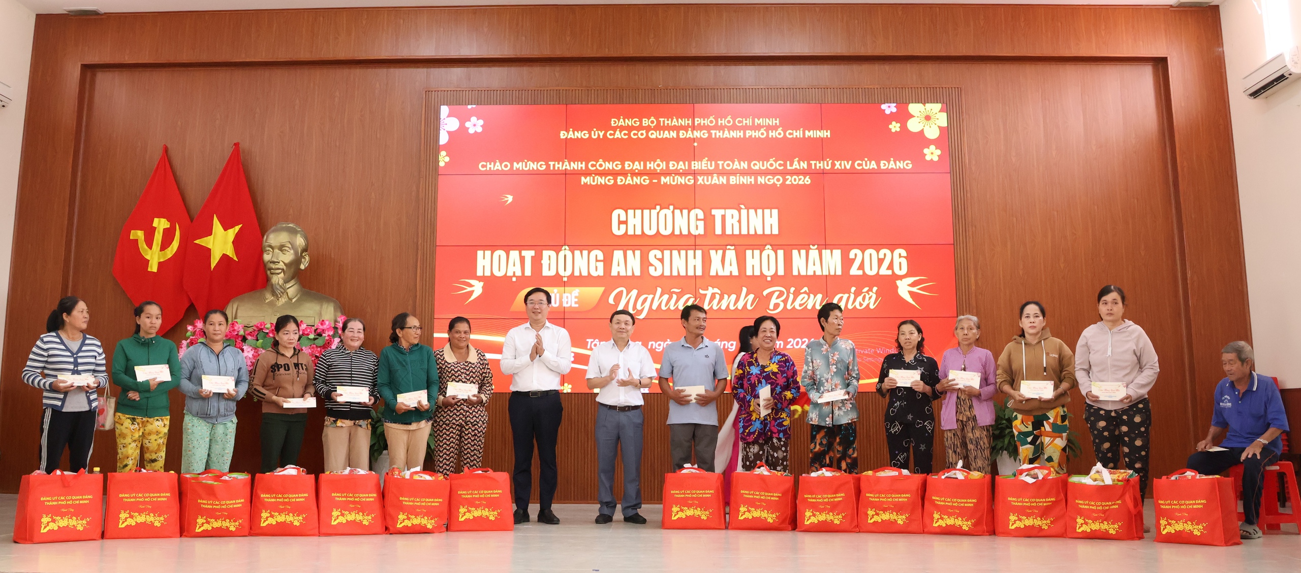 &ldquo;Nghĩa t&igrave;nh bi&ecirc;n giới&rdquo;: TPHCM mang m&ugrave;a Xu&acirc;n ấm &aacute;p đến x&atilde; T&acirc;n Hồng, Đồng Th&aacute;p - Ảnh 9.