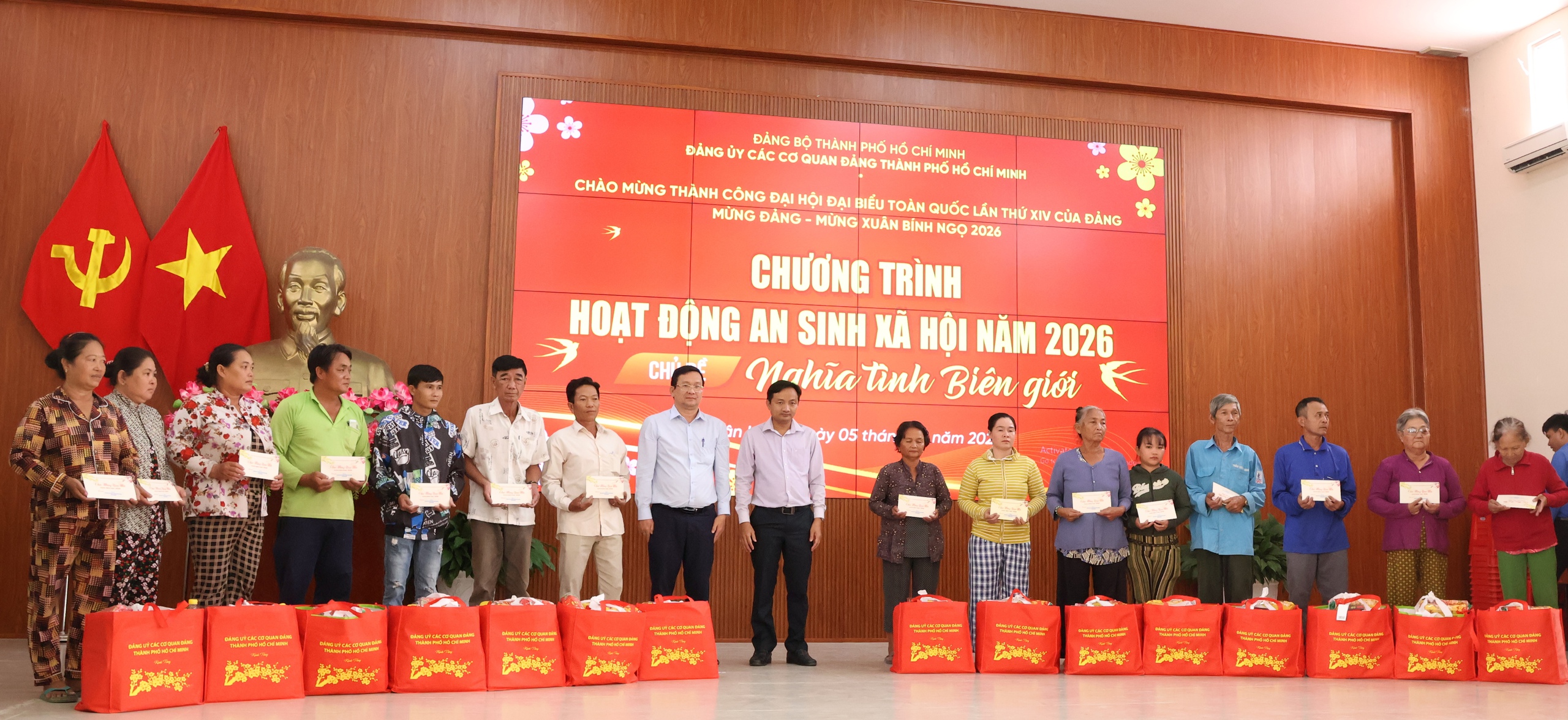 &ldquo;Nghĩa t&igrave;nh bi&ecirc;n giới&rdquo;: TPHCM mang m&ugrave;a Xu&acirc;n ấm &aacute;p đến x&atilde; T&acirc;n Hồng, Đồng Th&aacute;p - Ảnh 11.