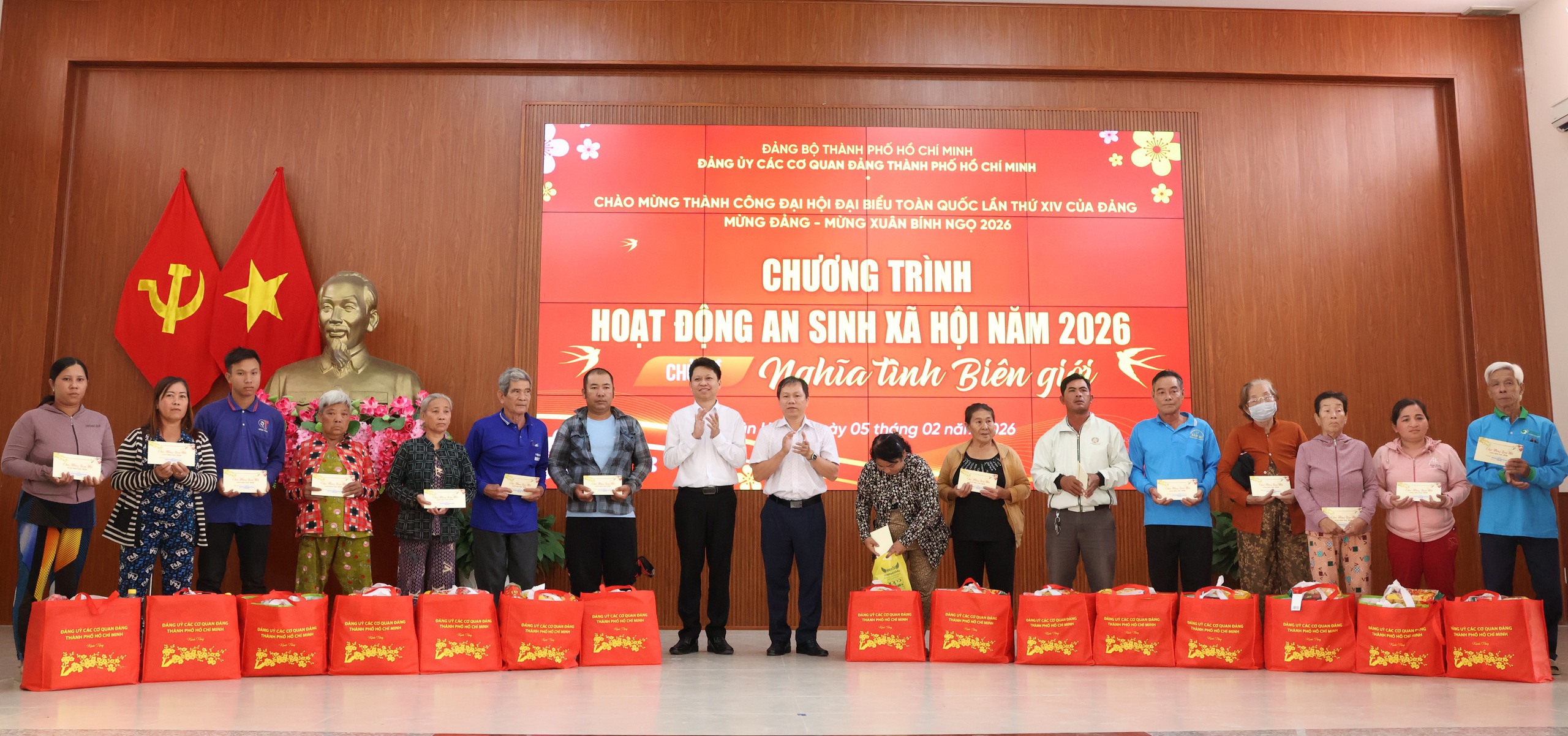 &ldquo;Nghĩa t&igrave;nh bi&ecirc;n giới&rdquo;: TPHCM mang m&ugrave;a Xu&acirc;n ấm &aacute;p đến x&atilde; T&acirc;n Hồng, Đồng Th&aacute;p - Ảnh 12.