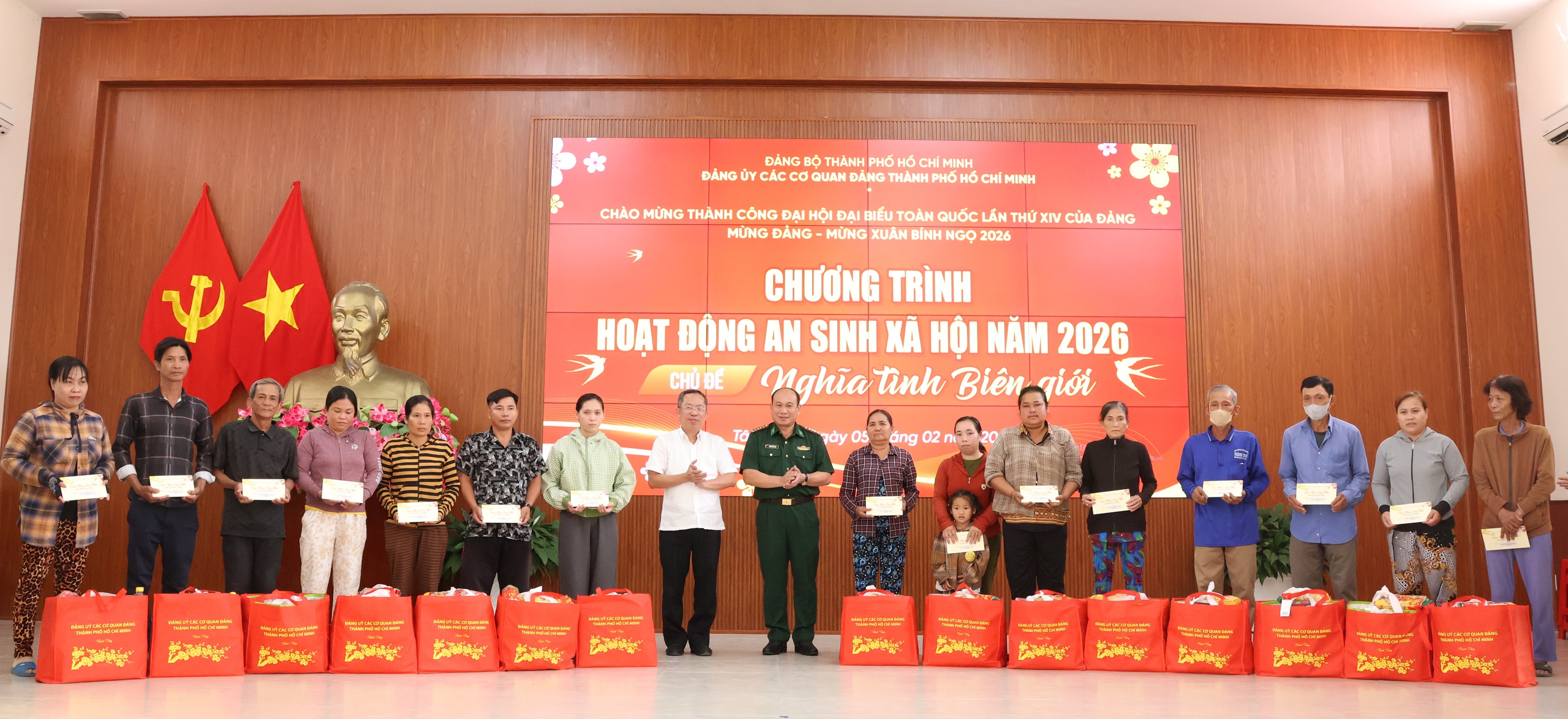 &ldquo;Nghĩa t&igrave;nh bi&ecirc;n giới&rdquo;: TPHCM mang m&ugrave;a Xu&acirc;n ấm &aacute;p đến x&atilde; T&acirc;n Hồng, Đồng Th&aacute;p - Ảnh 14.