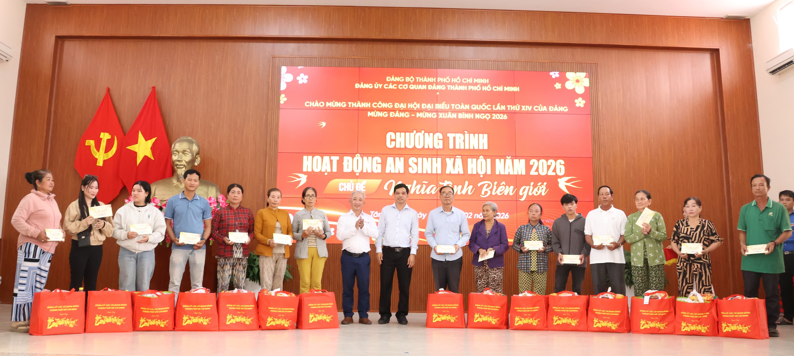 &ldquo;Nghĩa t&igrave;nh bi&ecirc;n giới&rdquo;: TPHCM mang m&ugrave;a Xu&acirc;n ấm &aacute;p đến x&atilde; T&acirc;n Hồng, Đồng Th&aacute;p - Ảnh 13.