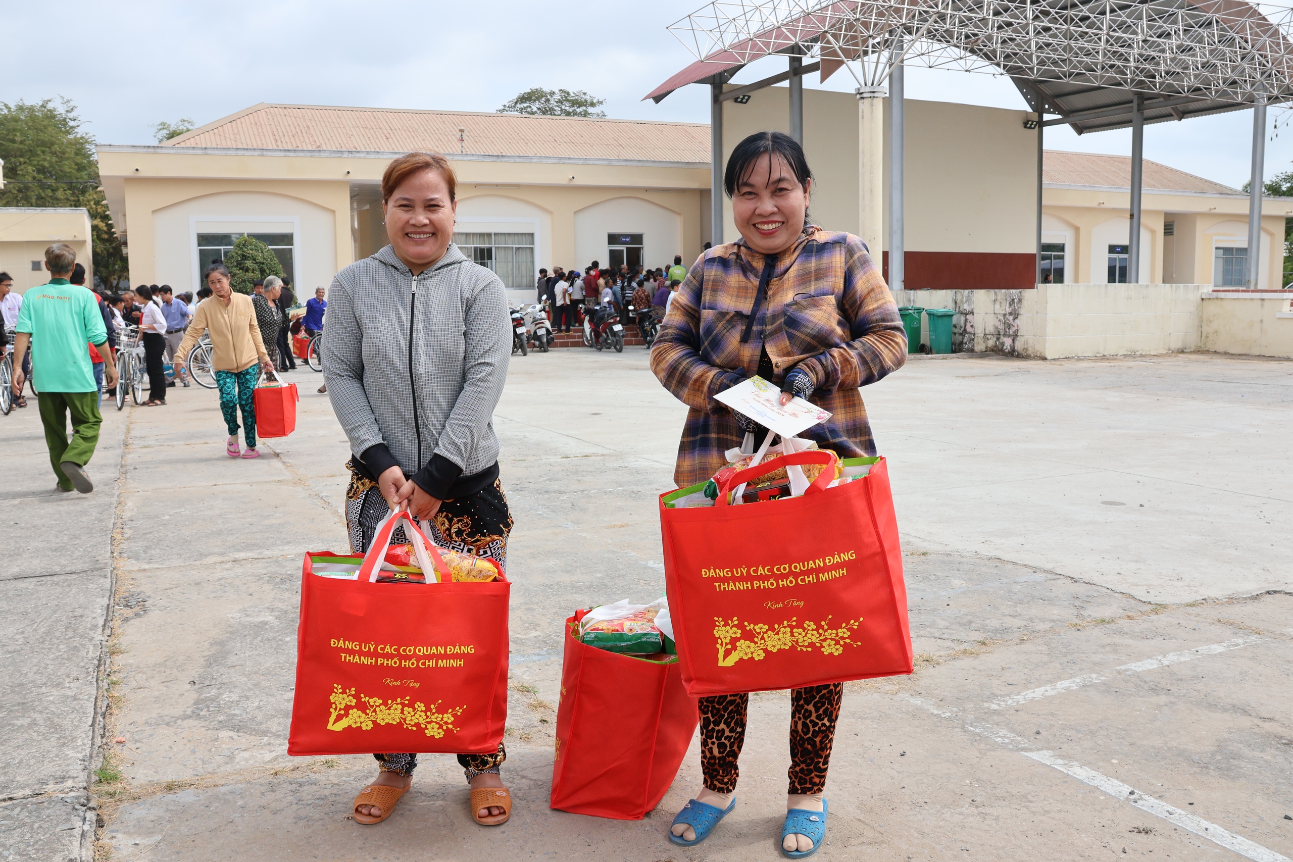 &ldquo;Nghĩa t&igrave;nh bi&ecirc;n giới&rdquo;: TPHCM mang m&ugrave;a Xu&acirc;n ấm &aacute;p đến x&atilde; T&acirc;n Hồng, Đồng Th&aacute;p - Ảnh 7.