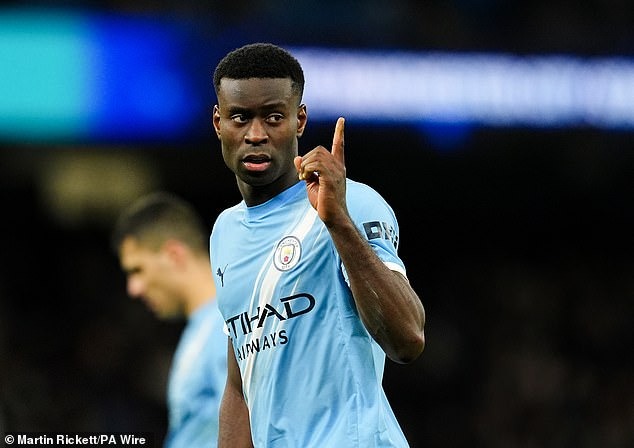 V&igrave; sao Guehi kh&ocirc;ng thể c&ugrave;ng Man City đấu Arsenal sắp tới? - Ảnh 1.