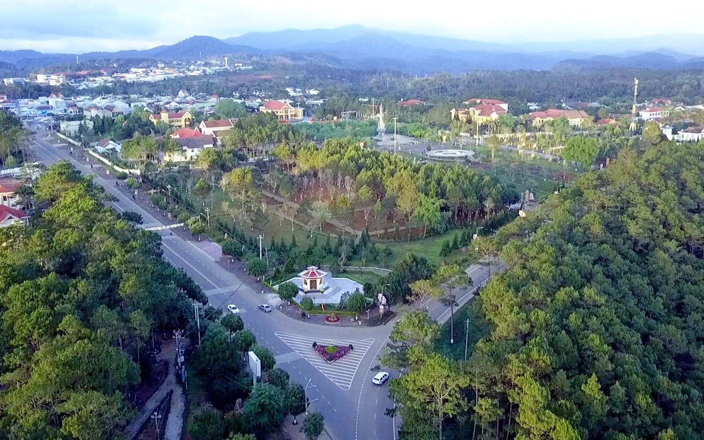 M&ugrave;ng 3 Tết, du kh&aacute;ch đổ về Măng Đen dự lễ hội đường phố &ldquo;&Acirc;m vang Măng Đen&rdquo; - Ảnh 2.