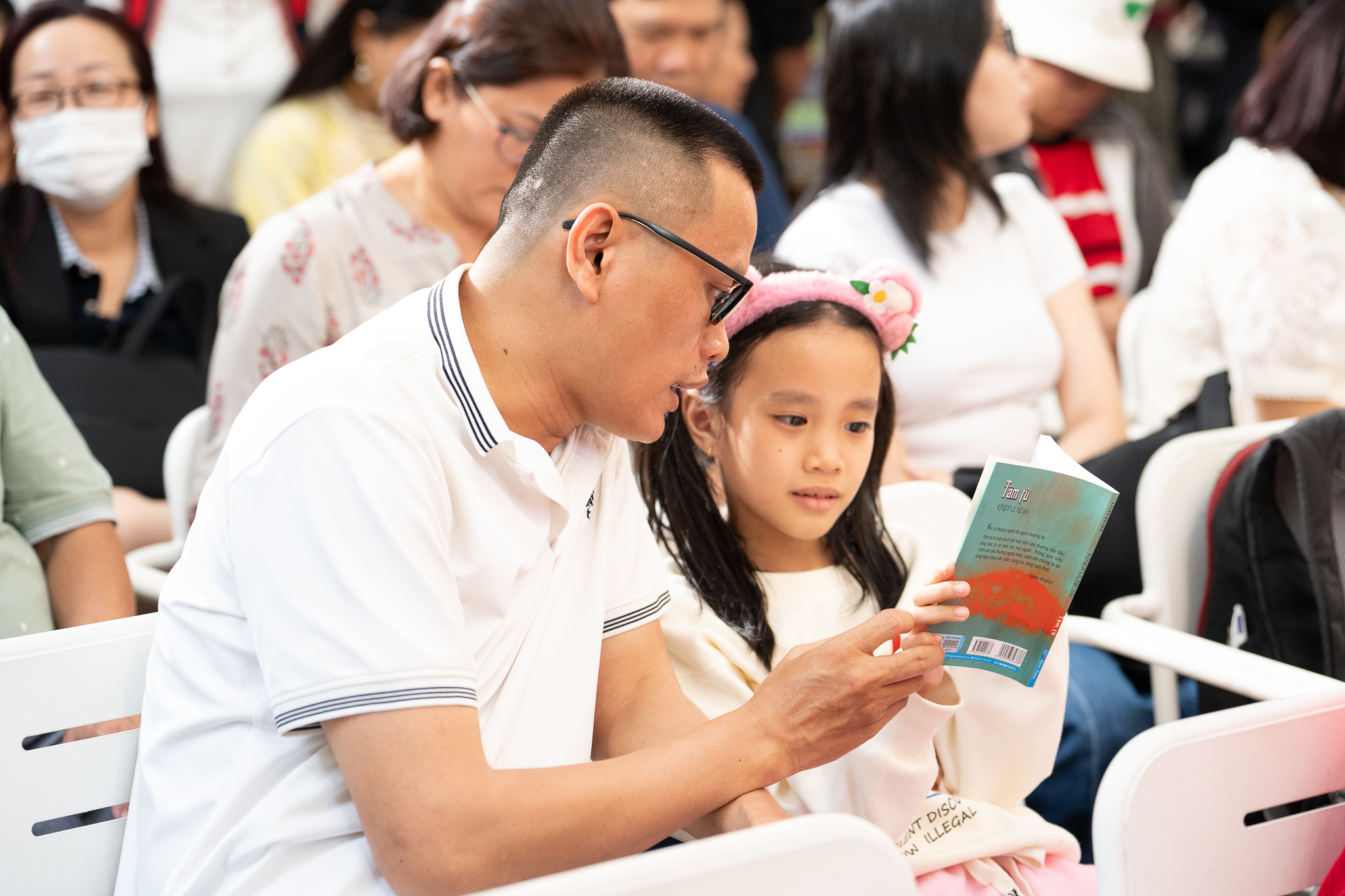 Hàng trăm người chen kín đường sách giao lưu cùng thiền sư Ajahn Brahm - Ảnh 3.