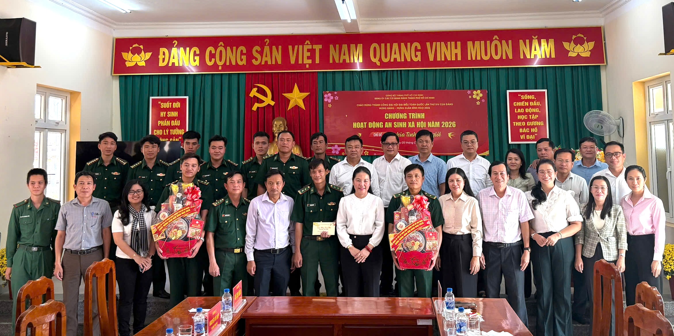 &ldquo;Nghĩa t&igrave;nh bi&ecirc;n giới&rdquo;: TPHCM mang m&ugrave;a Xu&acirc;n ấm &aacute;p đến x&atilde; T&acirc;n Hồng, Đồng Th&aacute;p - Ảnh 20.