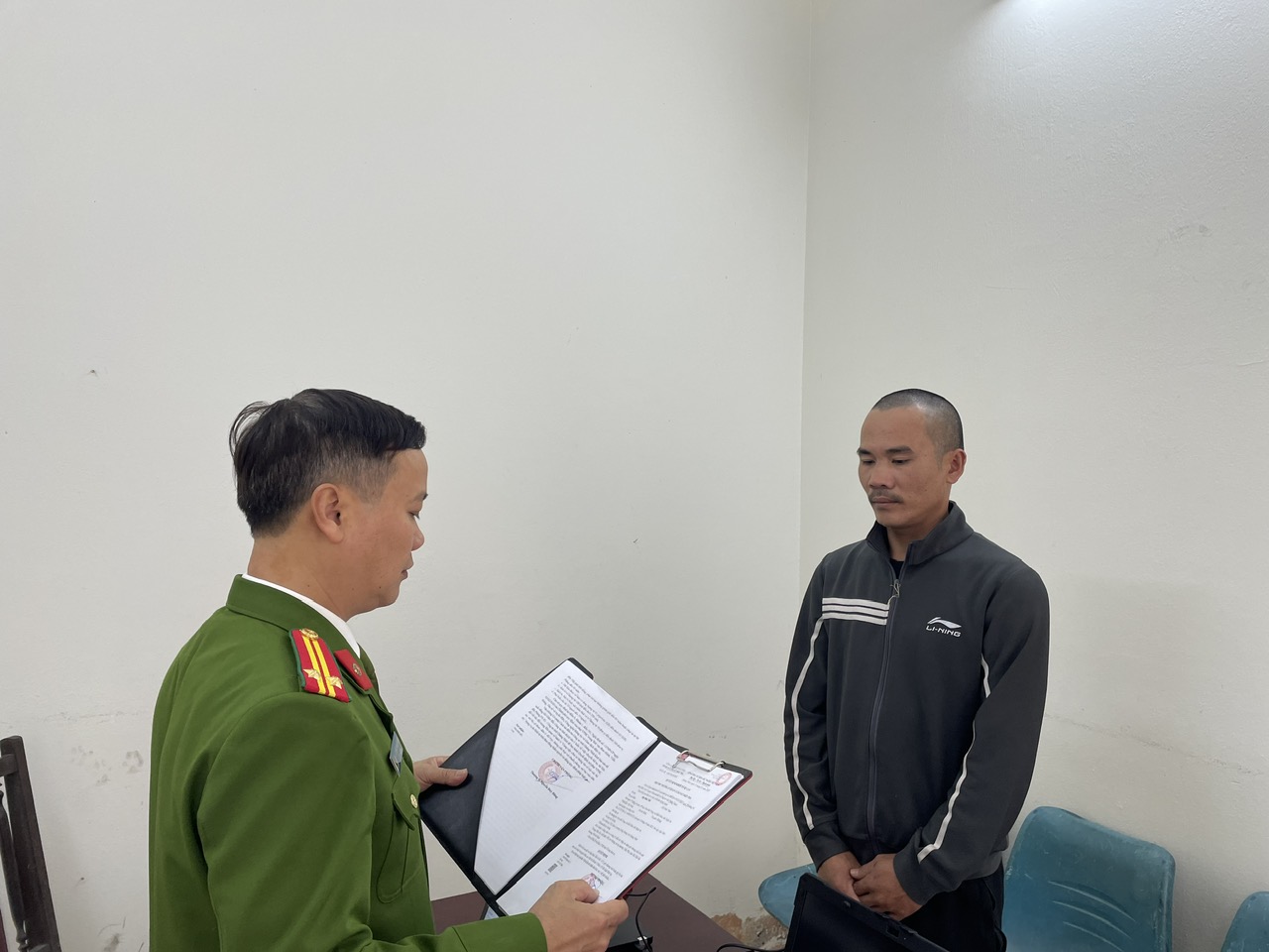 Mâu thuẫn bột phát tại Quảng Ninh: Người đàn ông dùng điếu cày đánh đồng nghiệp - Ảnh 1.