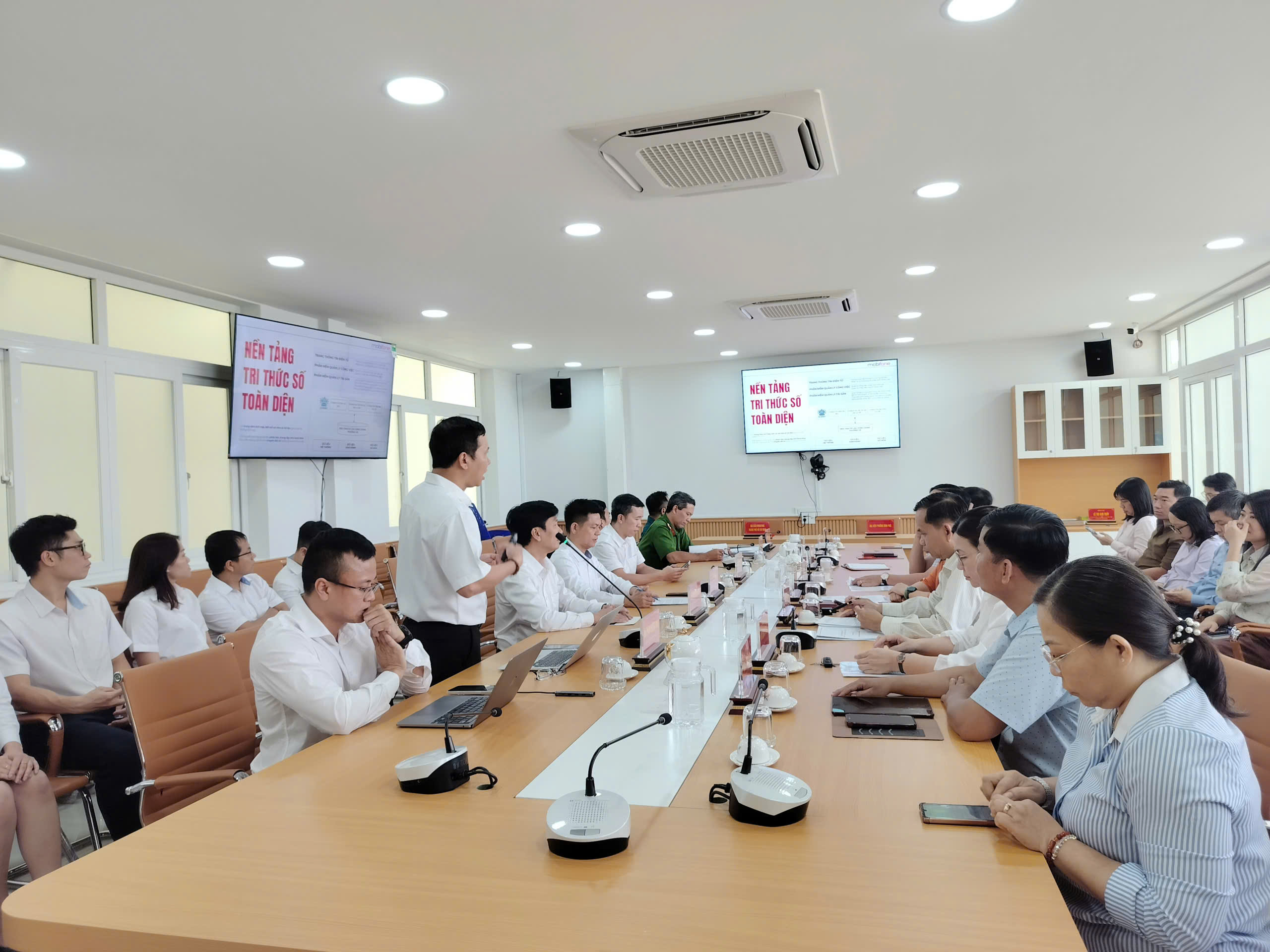 Chuyển đổi số phải lấy phục vụ người dân làm trọng tâm - Ảnh 1.