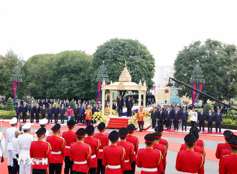 Lễ đ&oacute;n trọng thể Tổng B&iacute; thư T&ocirc; L&acirc;m thăm cấp Nh&agrave; nước tới Vương quốc Campuchia - Ảnh 5.