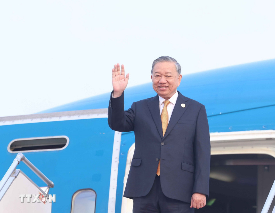 Tổng B&iacute; thư T&ocirc; L&acirc;m bắt đầu chuyến thăm cấp Nh&agrave; nước tới Vương quốc Campuchia - Ảnh 1.