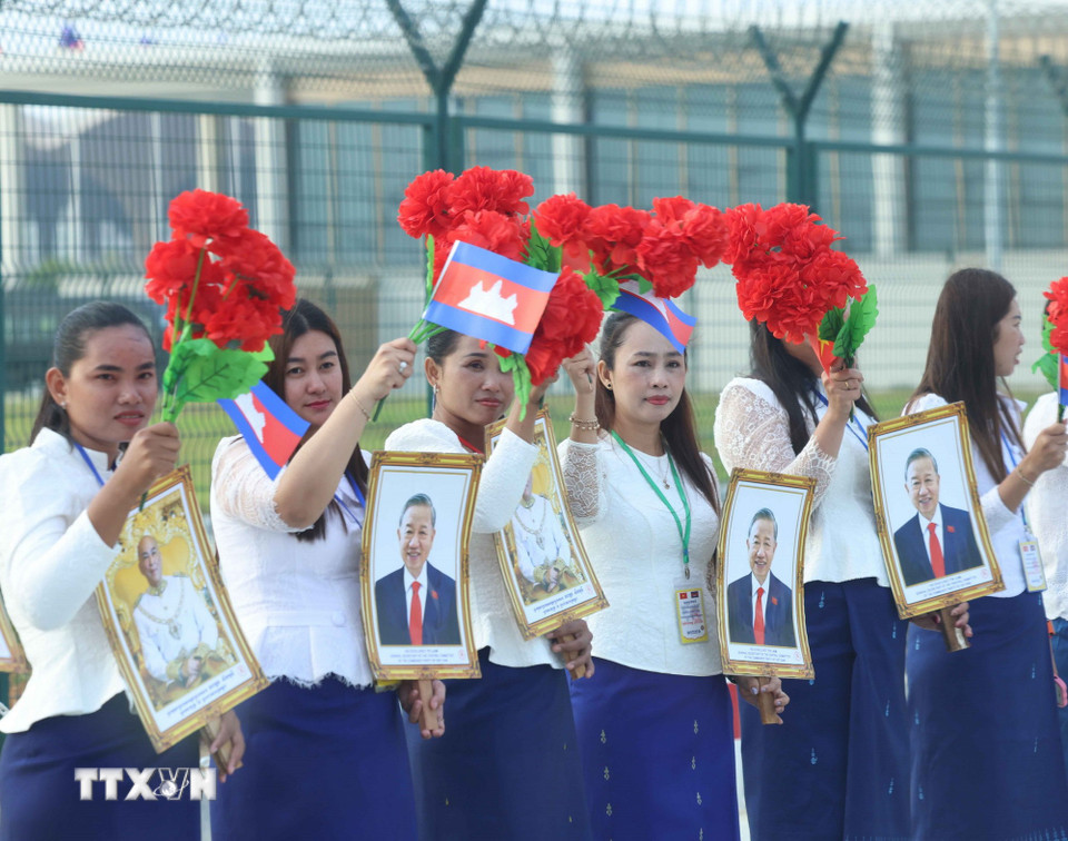 Tổng B&iacute; thư T&ocirc; L&acirc;m bắt đầu chuyến thăm cấp Nh&agrave; nước tới Vương quốc Campuchia - Ảnh 8.