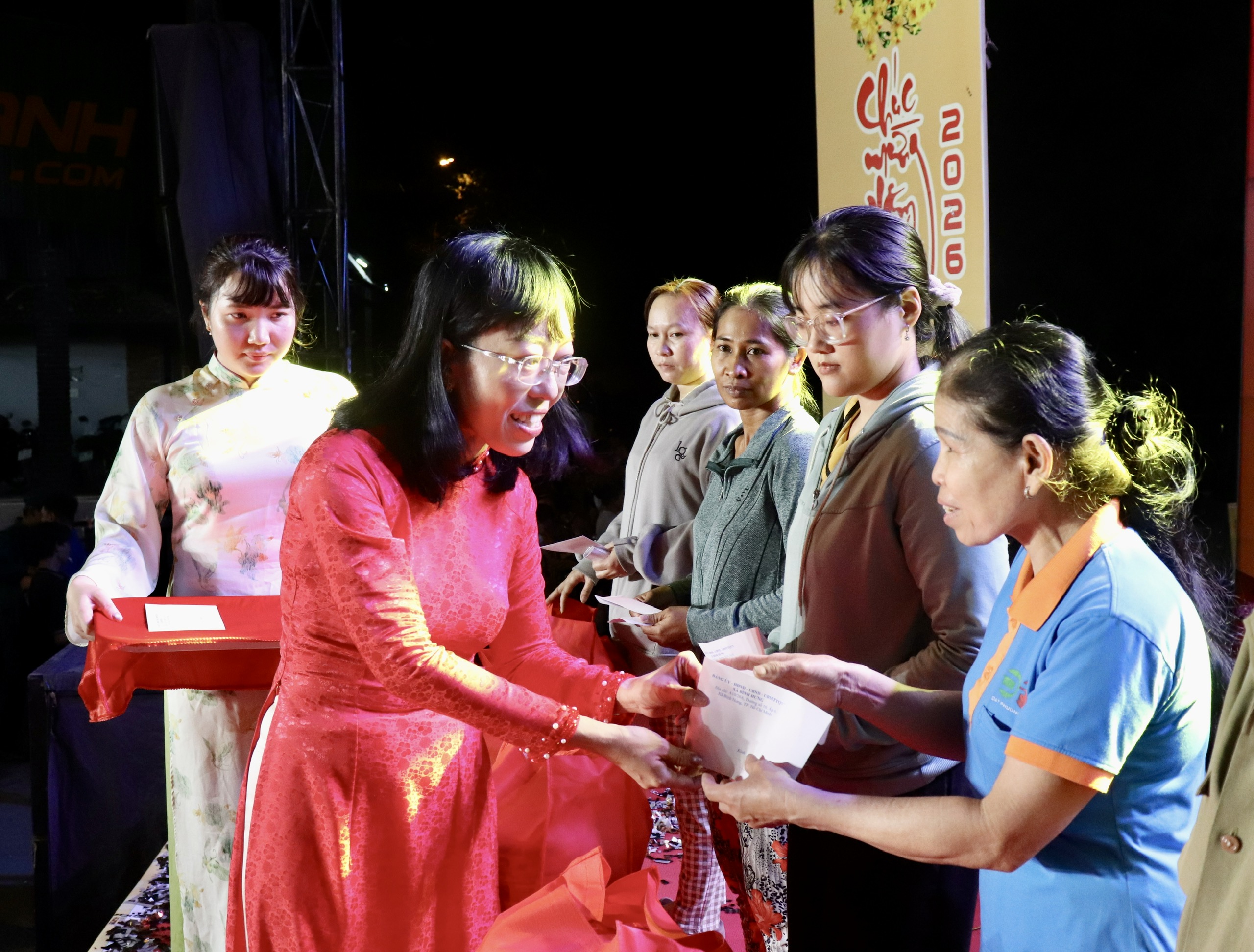 Xã Bình Hưng, TP HCM: Hơn 5.000 suất quà chăm lo an sinh đến với người dân dịp Tết - Ảnh 4.