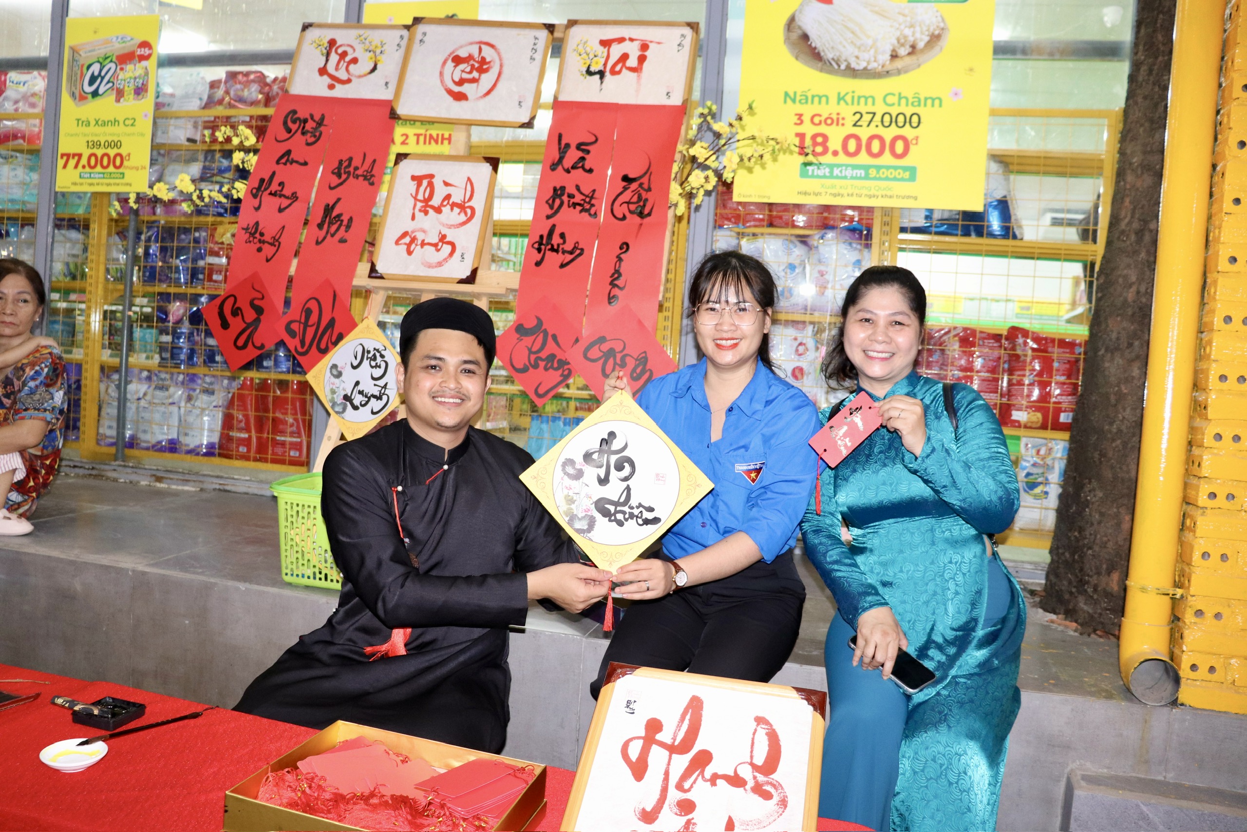 Xã Bình Hưng, TP HCM: Hơn 5.000 suất quà chăm lo an sinh đến với người dân dịp Tết - Ảnh 3.