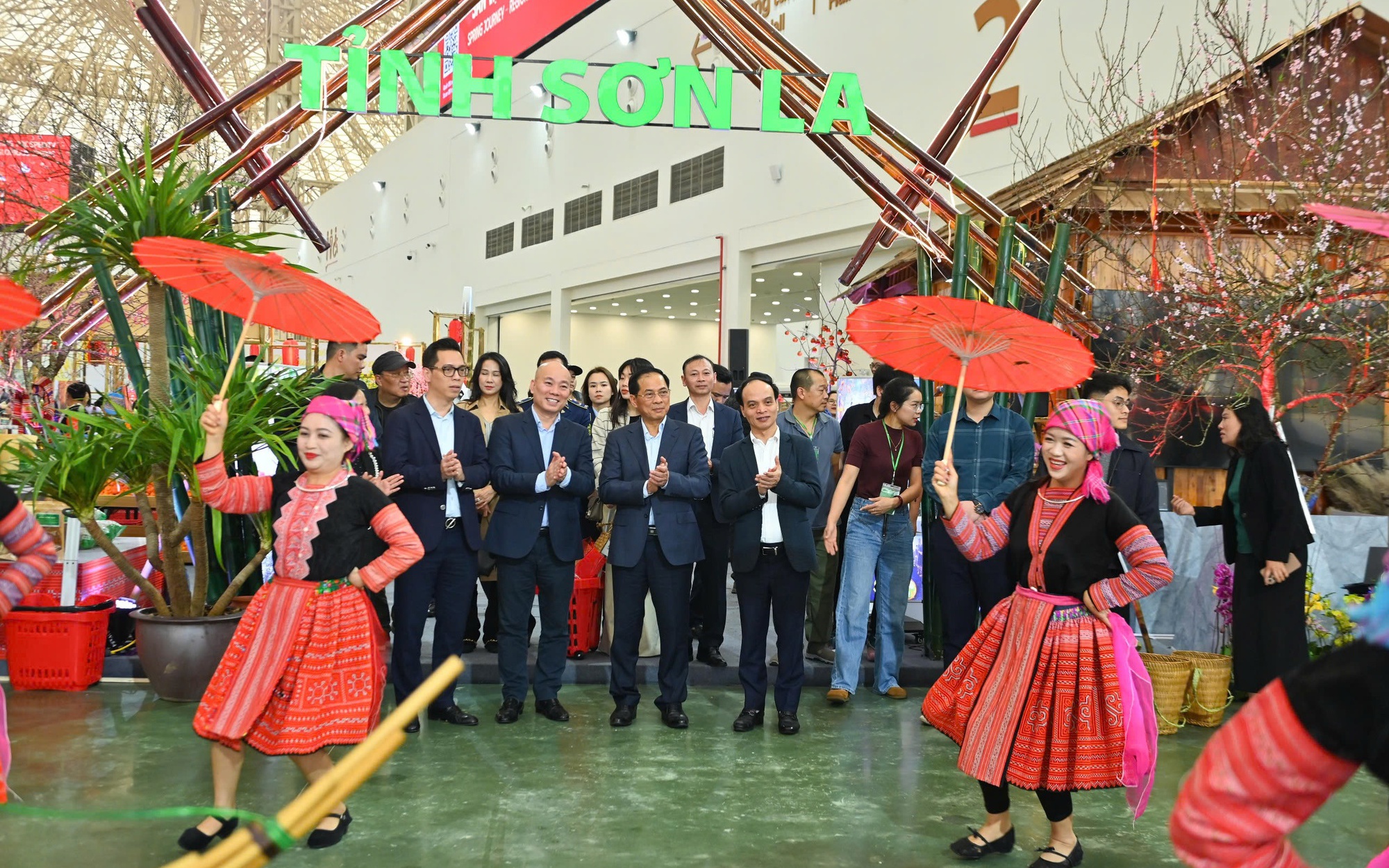 Ngắm phản gỗ qu&yacute; Cẩm Lai ng&agrave;n năm tuổi gi&aacute; trị h&agrave;ng tỉ đồng - Ảnh 3.