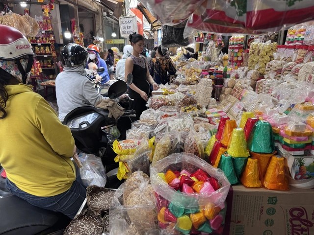 Qu&agrave; qu&ecirc; ở chợ truyền thống b&aacute;n chạy - Ảnh 1.