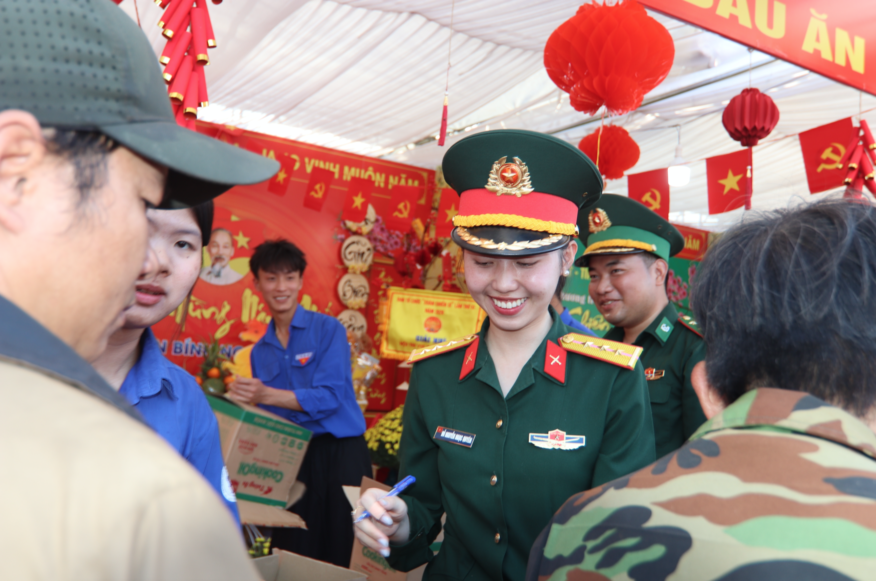 Chợ Xuân 0 đồng và cơm tất niên ấm tình quân – dân - Ảnh 2.