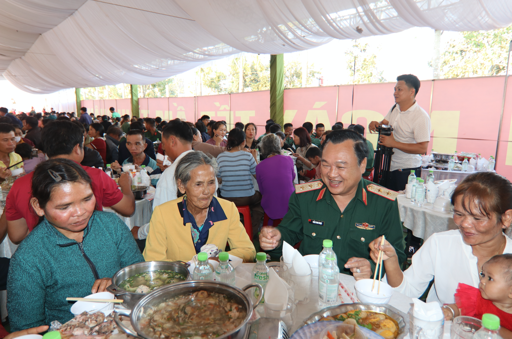 Chợ Xuân 0 đồng và cơm tất niên ấm tình quân – dân - Ảnh 8.