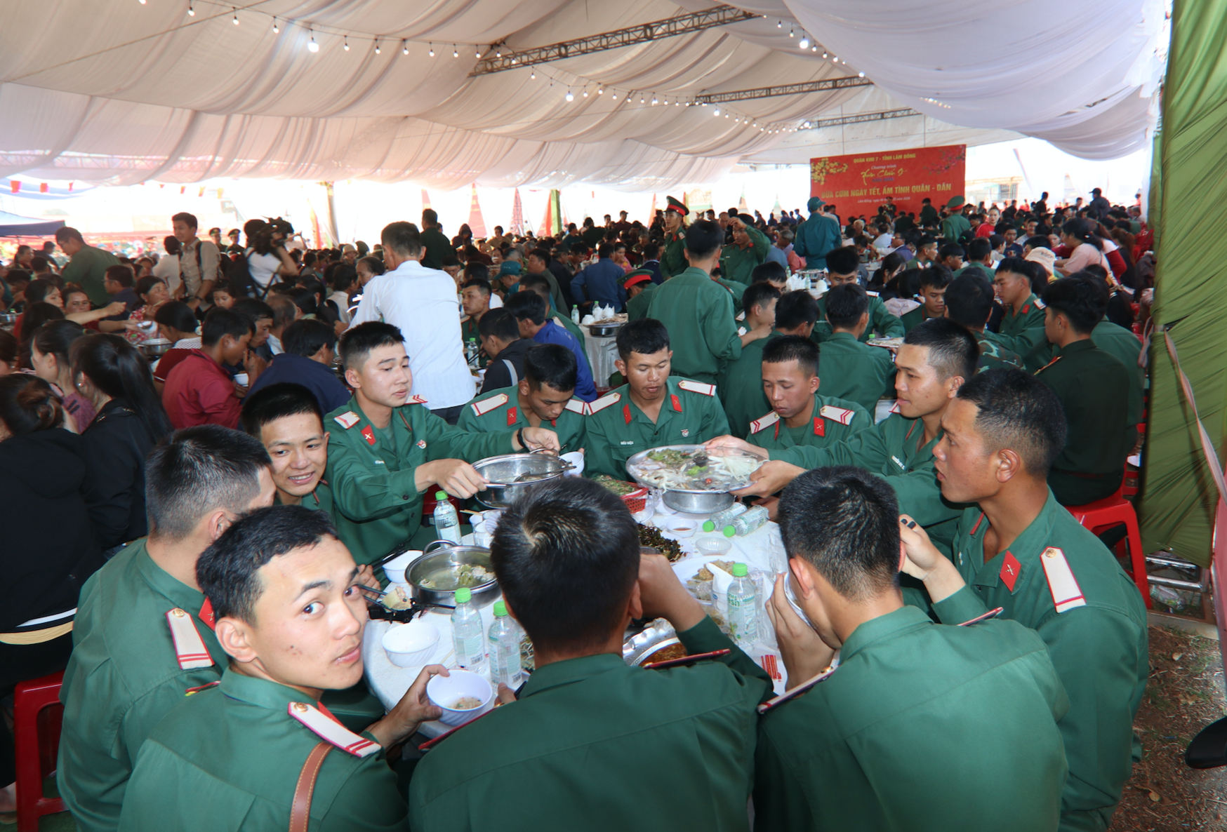 Chợ Xuân 0 đồng và cơm tất niên ấm tình quân – dân - Ảnh 10.