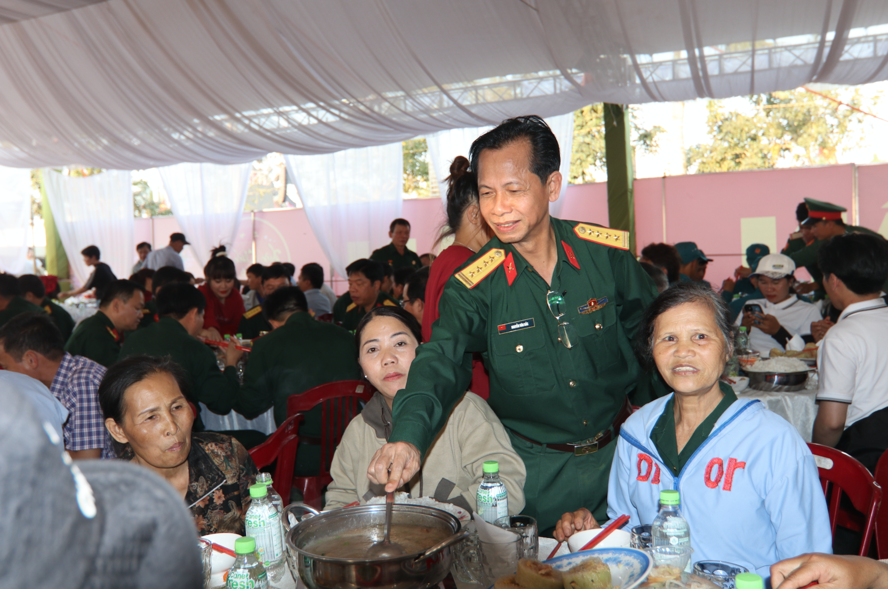 Chợ Xuân 0 đồng và cơm tất niên ấm tình quân – dân - Ảnh 12.