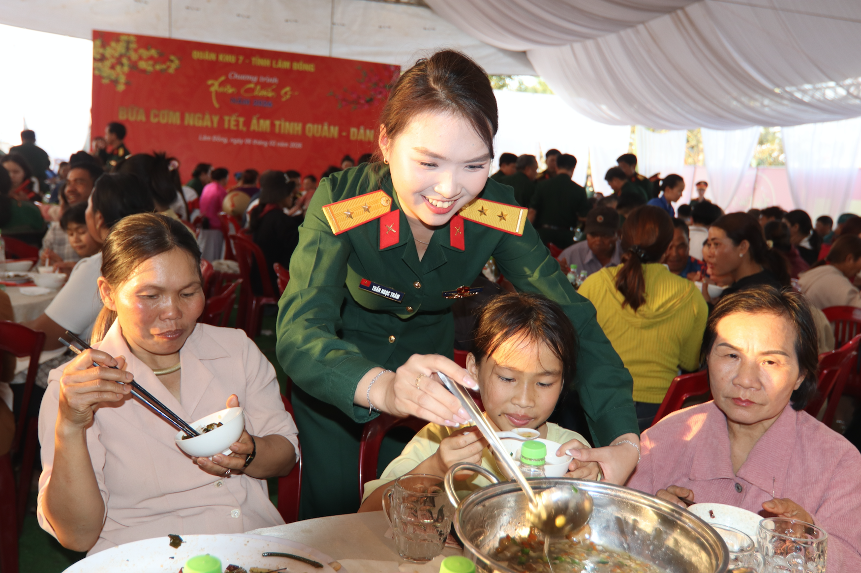 Chợ Xuân 0 đồng và cơm tất niên ấm tình quân – dân - Ảnh 15.