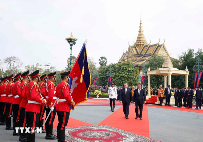 Lễ đ&oacute;n trọng thể Tổng B&iacute; thư T&ocirc; L&acirc;m thăm cấp Nh&agrave; nước tới Vương quốc Campuchia - Ảnh 2.