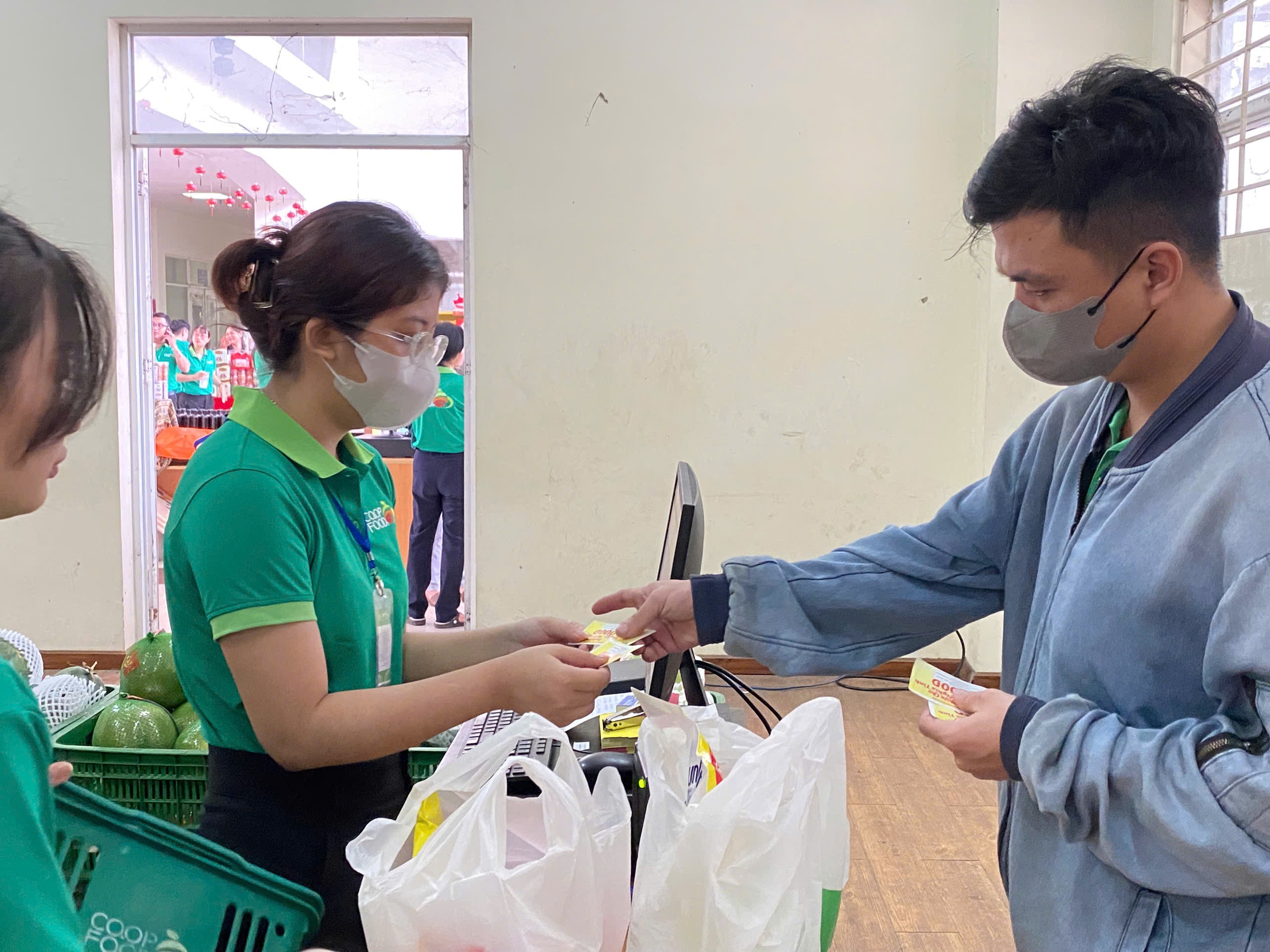 Phi&ecirc;n chợ &ldquo; 0 đồng &rdquo; Tết 2026: Sắm Tết , cắt t&oacute;c , sửa xe miễn ph&iacute; hấp dẫn tại Khu C&ocirc;ng nghệ ca - Ảnh 1.