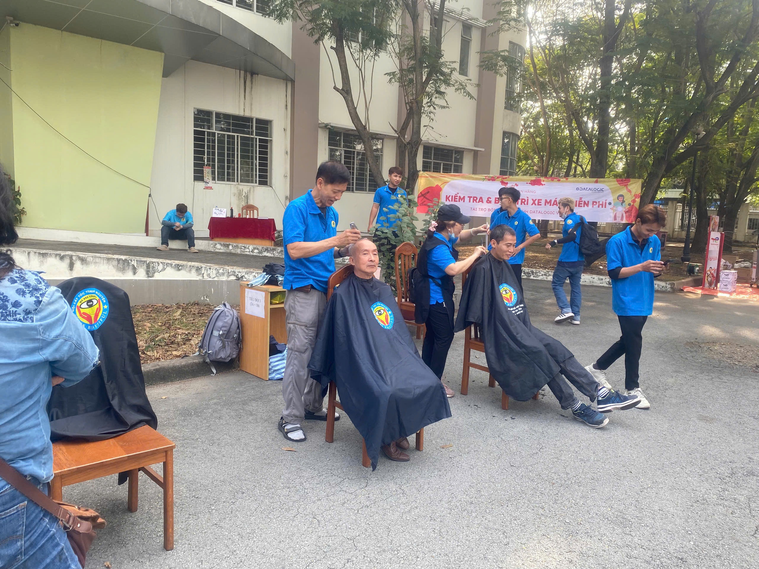 Phiên chợ “ 0 đồng ” Tết 2026: Sắm Tết , cắt tóc , sửa xe miễn phí hấp dẫn tại Khu Công nghệ ca - Ảnh 6.
