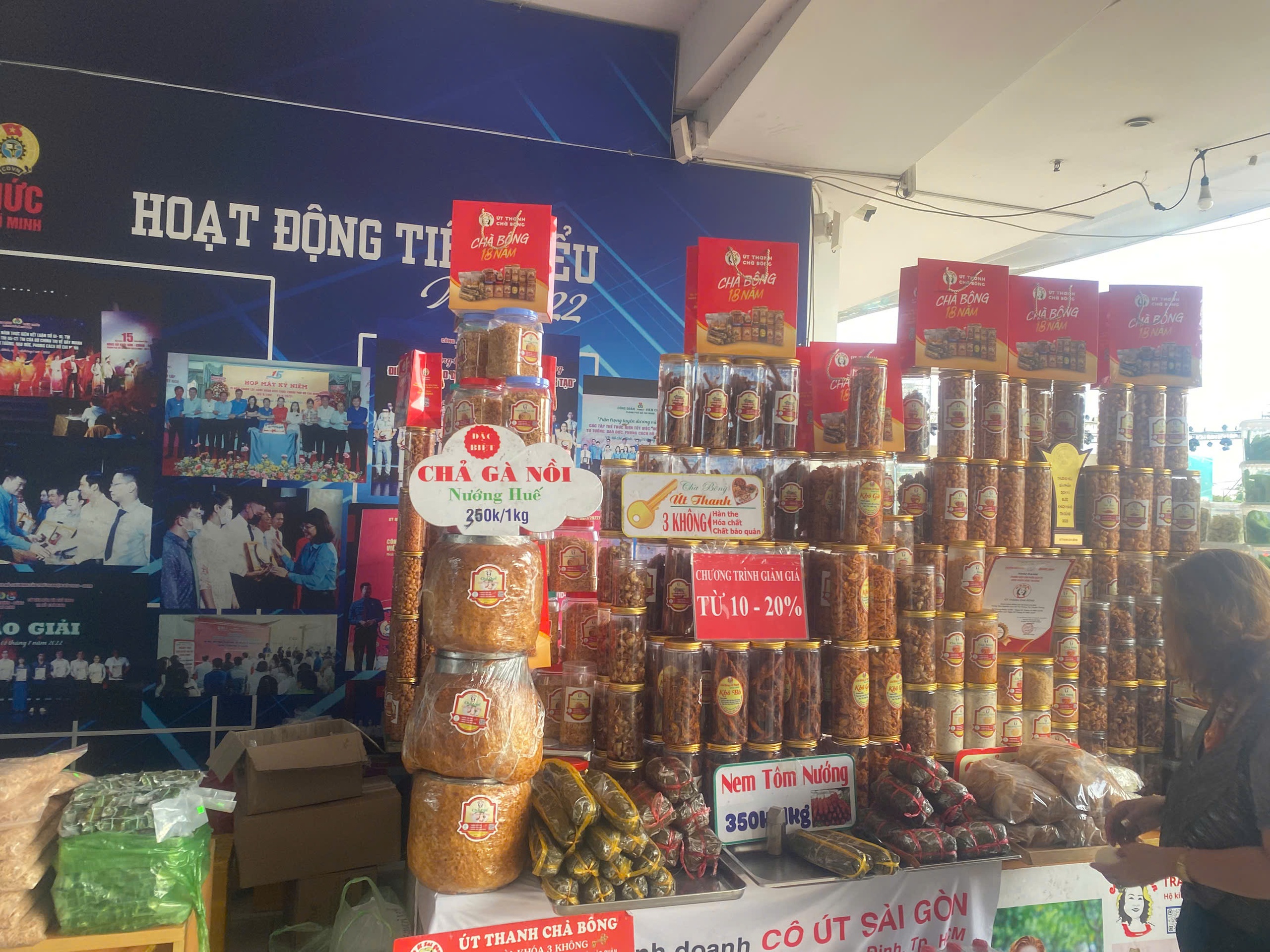 Phiên chợ “ 0 đồng ” Tết 2026: Sắm Tết , cắt tóc , sửa xe miễn phí hấp dẫn tại Khu Công nghệ ca - Ảnh 4.