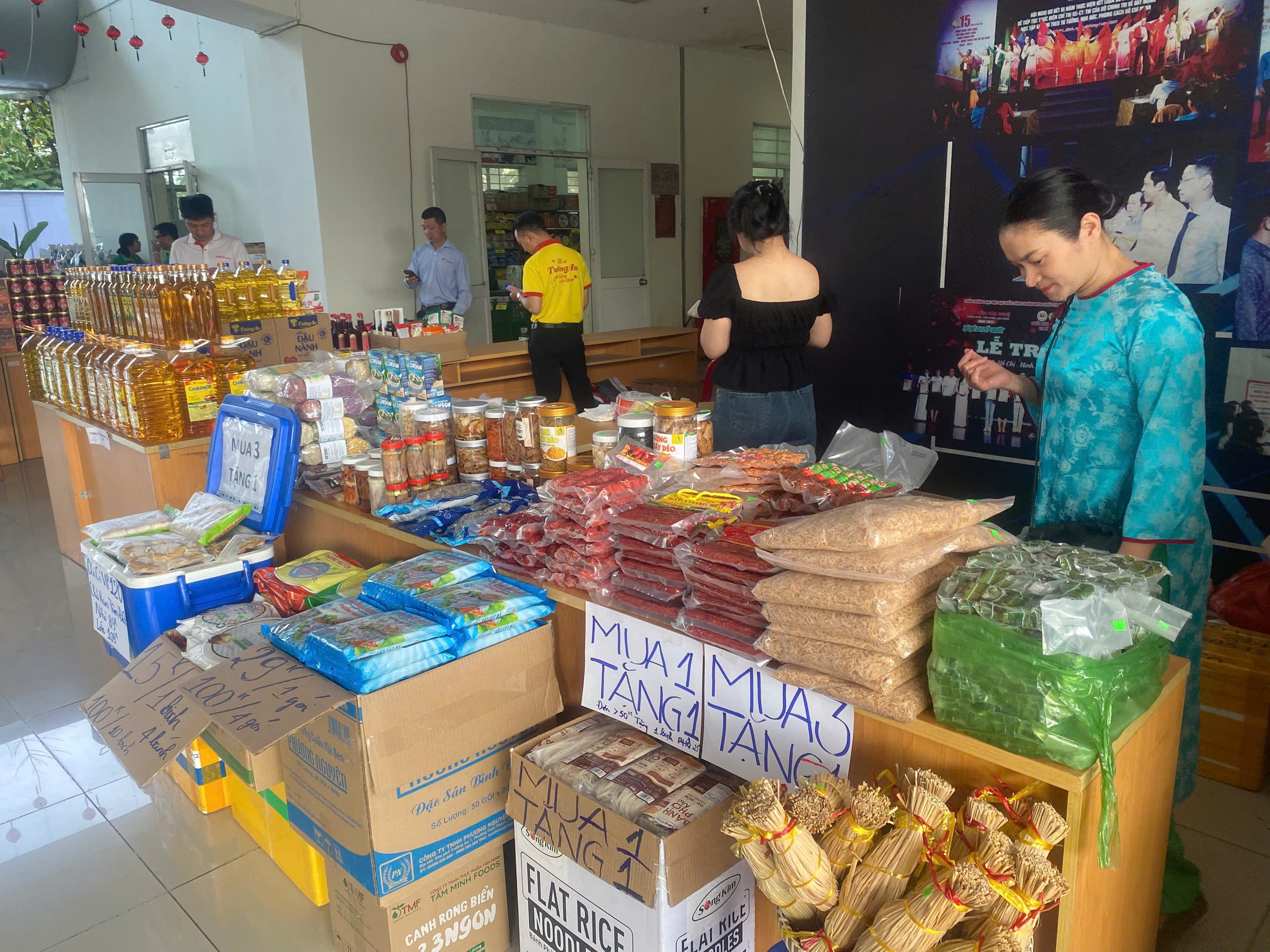 Phiên chợ “ 0 đồng ” Tết 2026: Sắm Tết , cắt tóc , sửa xe miễn phí hấp dẫn tại Khu Công nghệ ca - Ảnh 5.