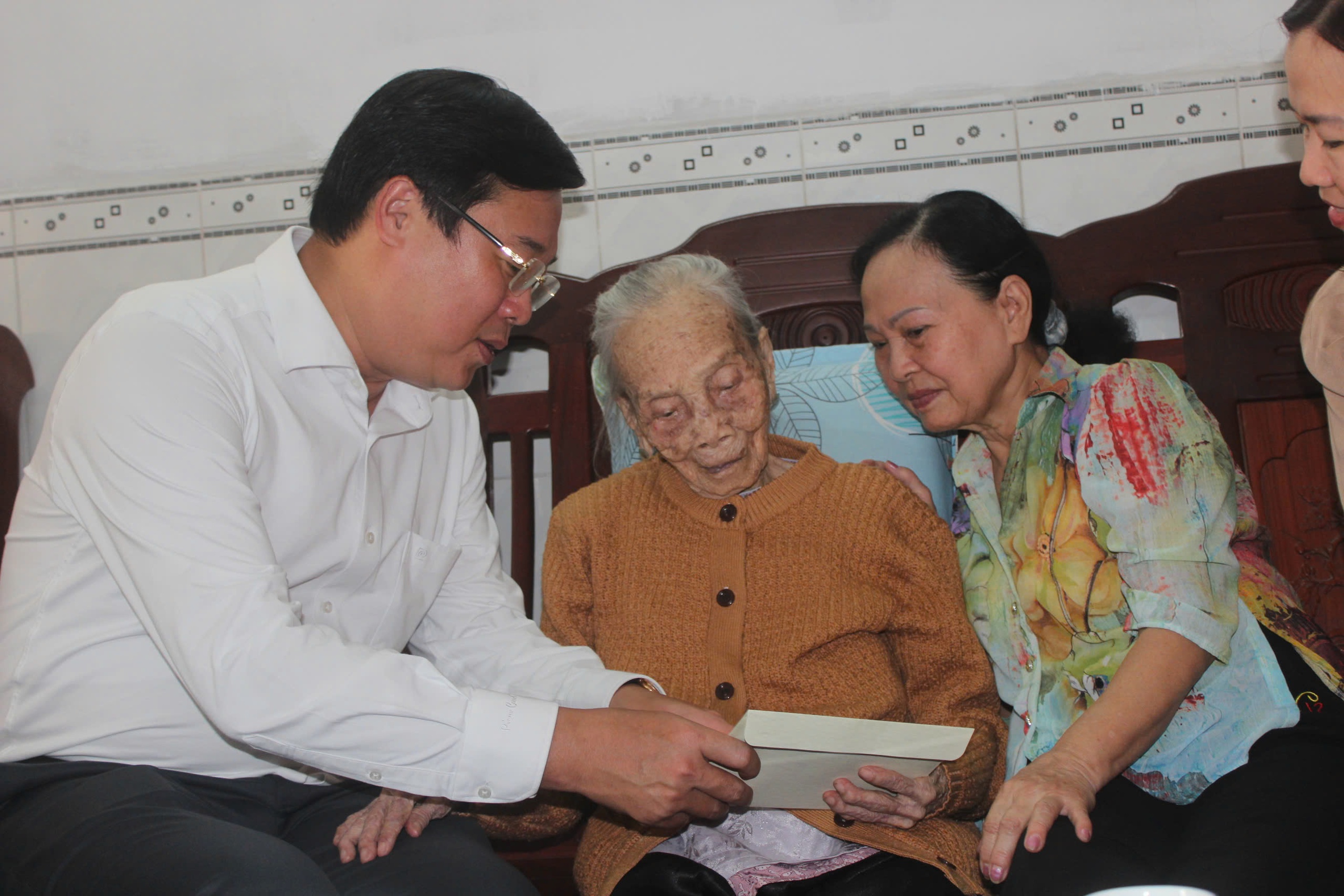 Phó bí thư thường trực Thành ủy Thành phố Lê Quốc Phong thăm Mẹ Việt Nam Anh hùng và trẻ em khó khăn - Ảnh 1.