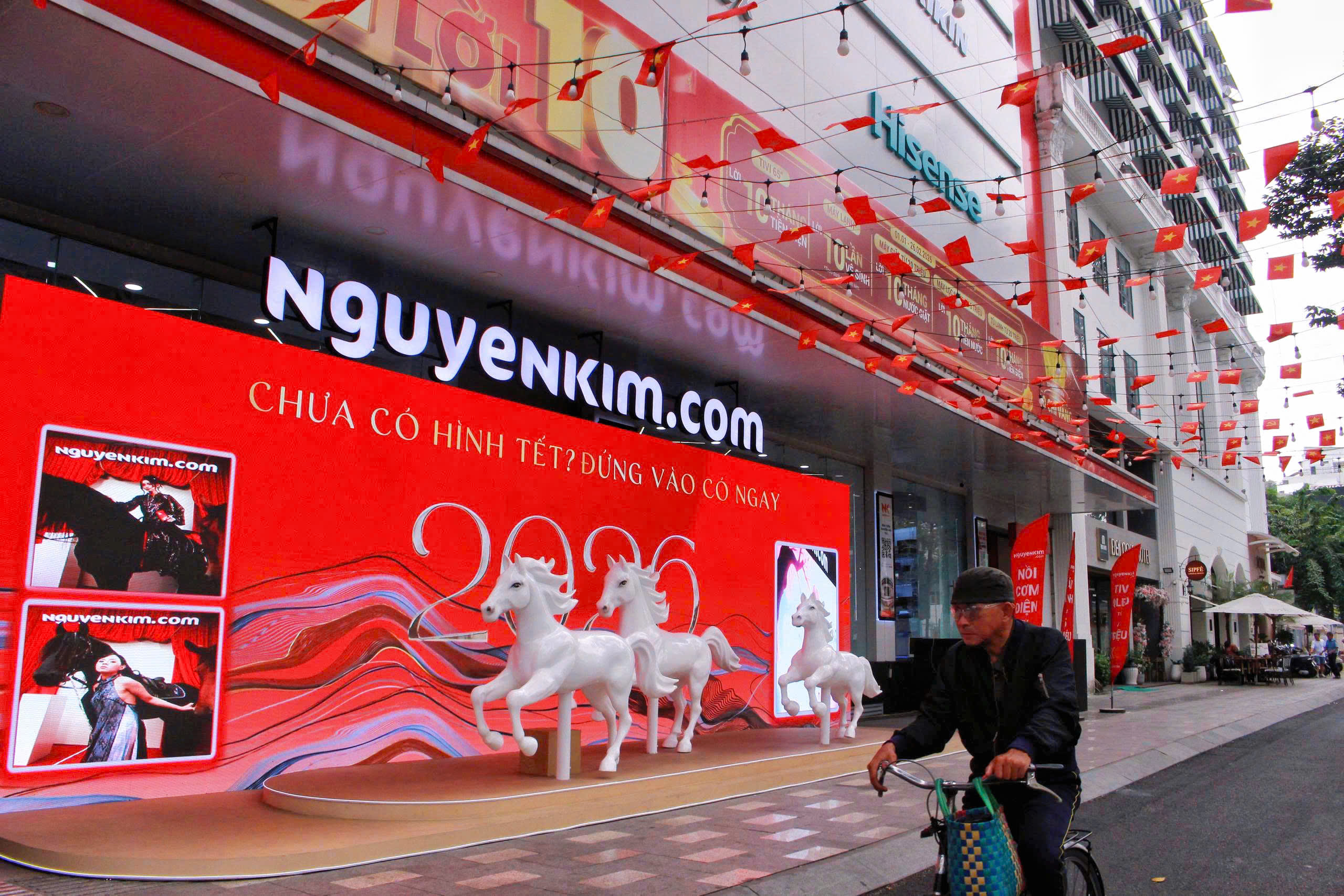 Trung t&acirc;m TP HCM rộn r&agrave;ng sắc xu&acirc;n với h&agrave;ng loạt linh vật ngựa - Ảnh 5.