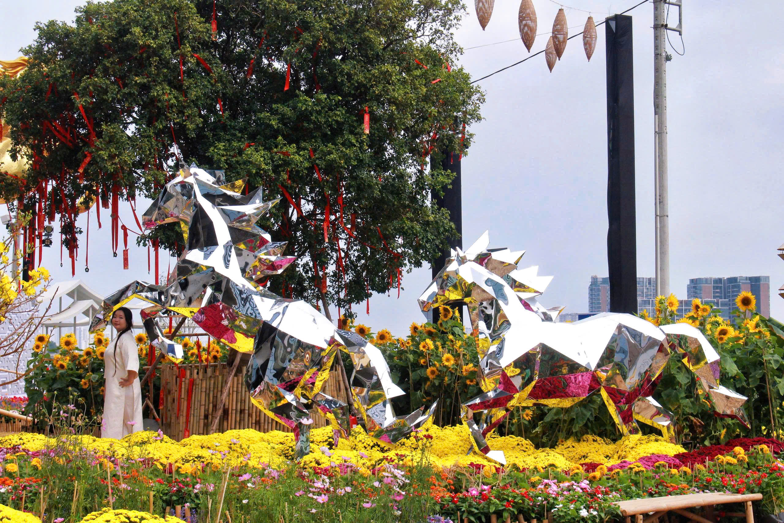 Trung t&acirc;m TP HCM rộn r&agrave;ng sắc xu&acirc;n với h&agrave;ng loạt linh vật ngựa - Ảnh 3.