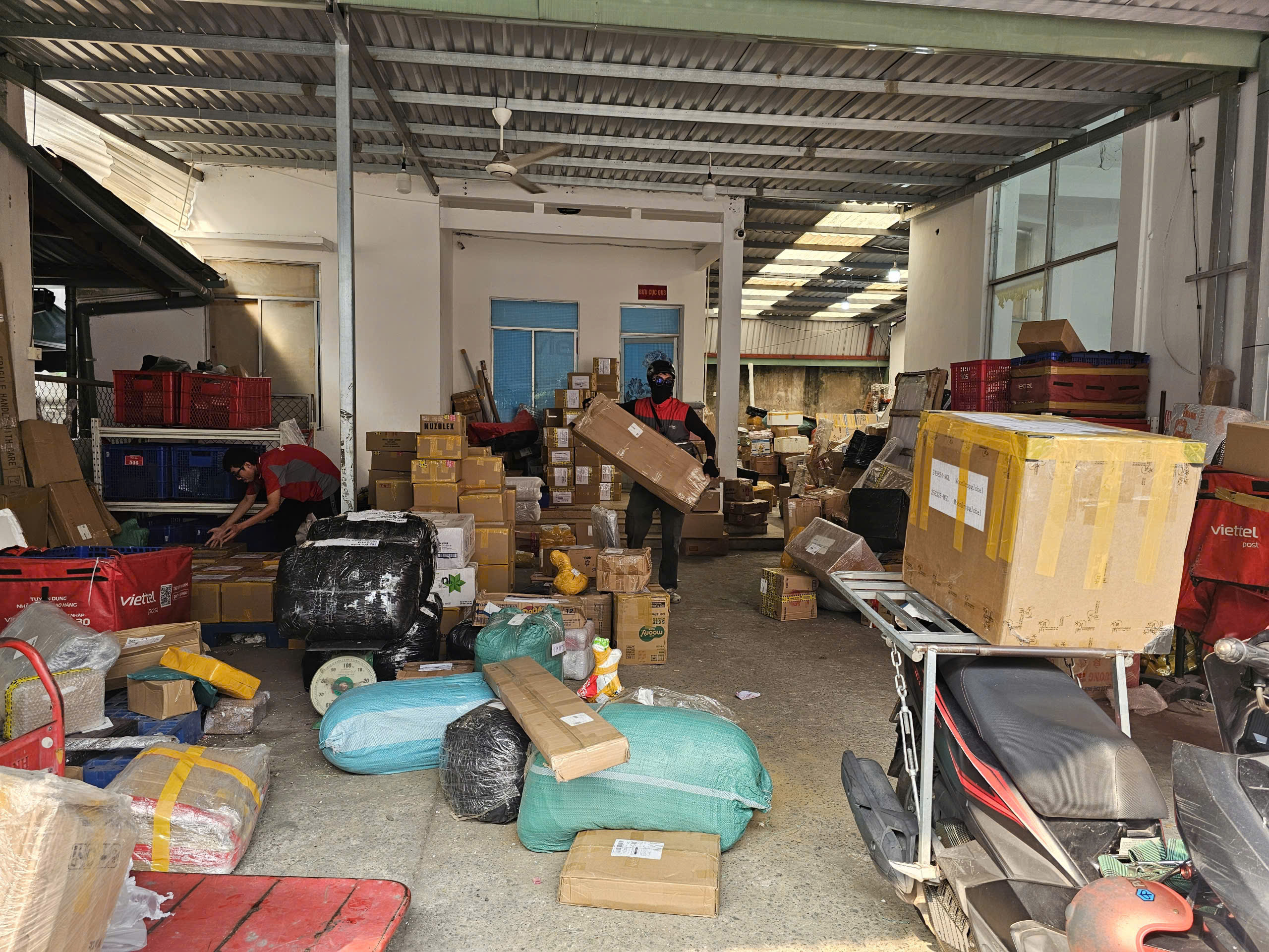 Thấp thỏm mua - bán hàng online dịp Tết - Ảnh 1.