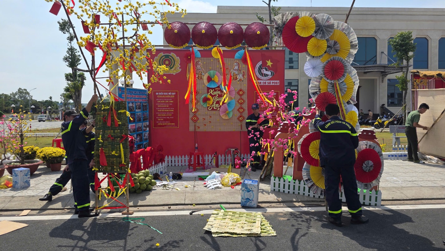 Rộn r&agrave;ng Phi&ecirc;n chợ Xu&acirc;n 2026 do C&ocirc;ng an tỉnh An Giang tổ chức cho cộng đồng - Ảnh 1.