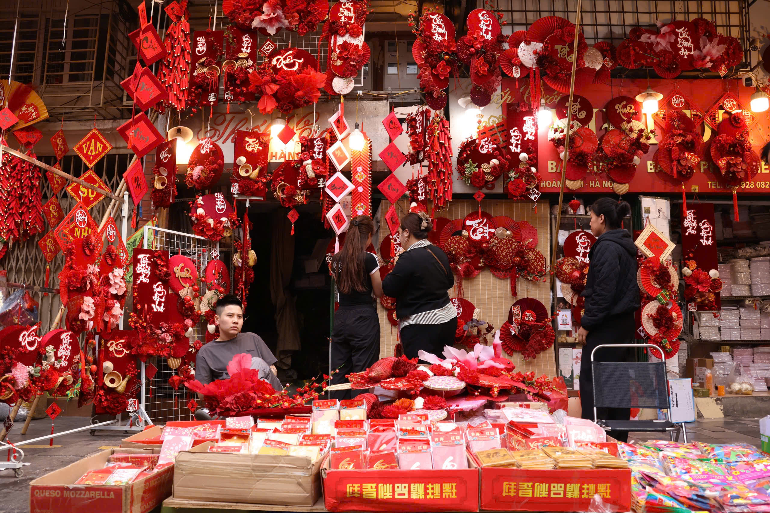 Phố, phường Thủ đ&ocirc; H&agrave; Nội rực rỡ sắc Xu&acirc;n  - Ảnh 4.