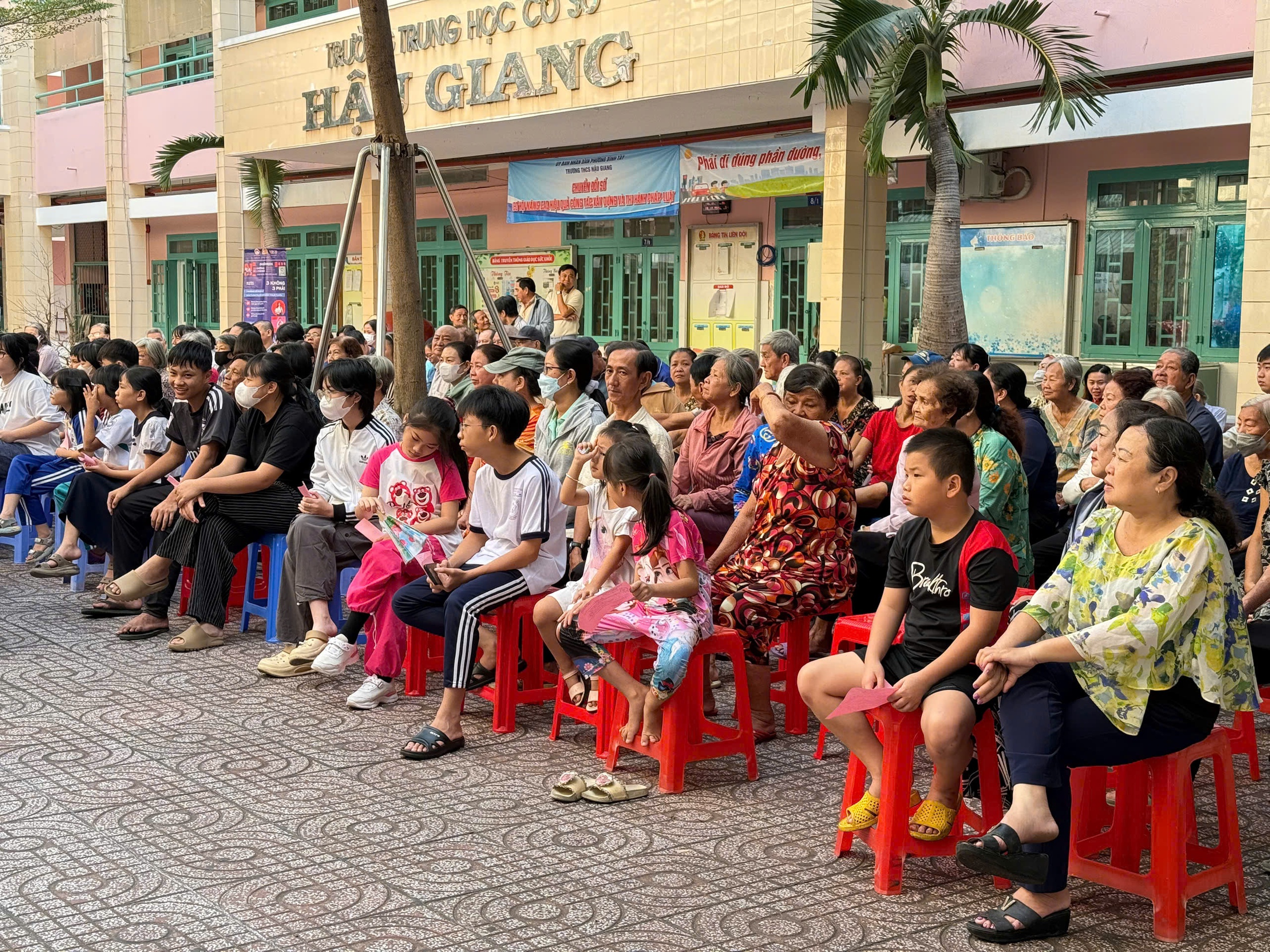 Phường Bình Tây gửi 200 phần quà đến người dân tại Ngày hội “Xuân đoàn kết - Tết nghĩa tình” - Ảnh 1.