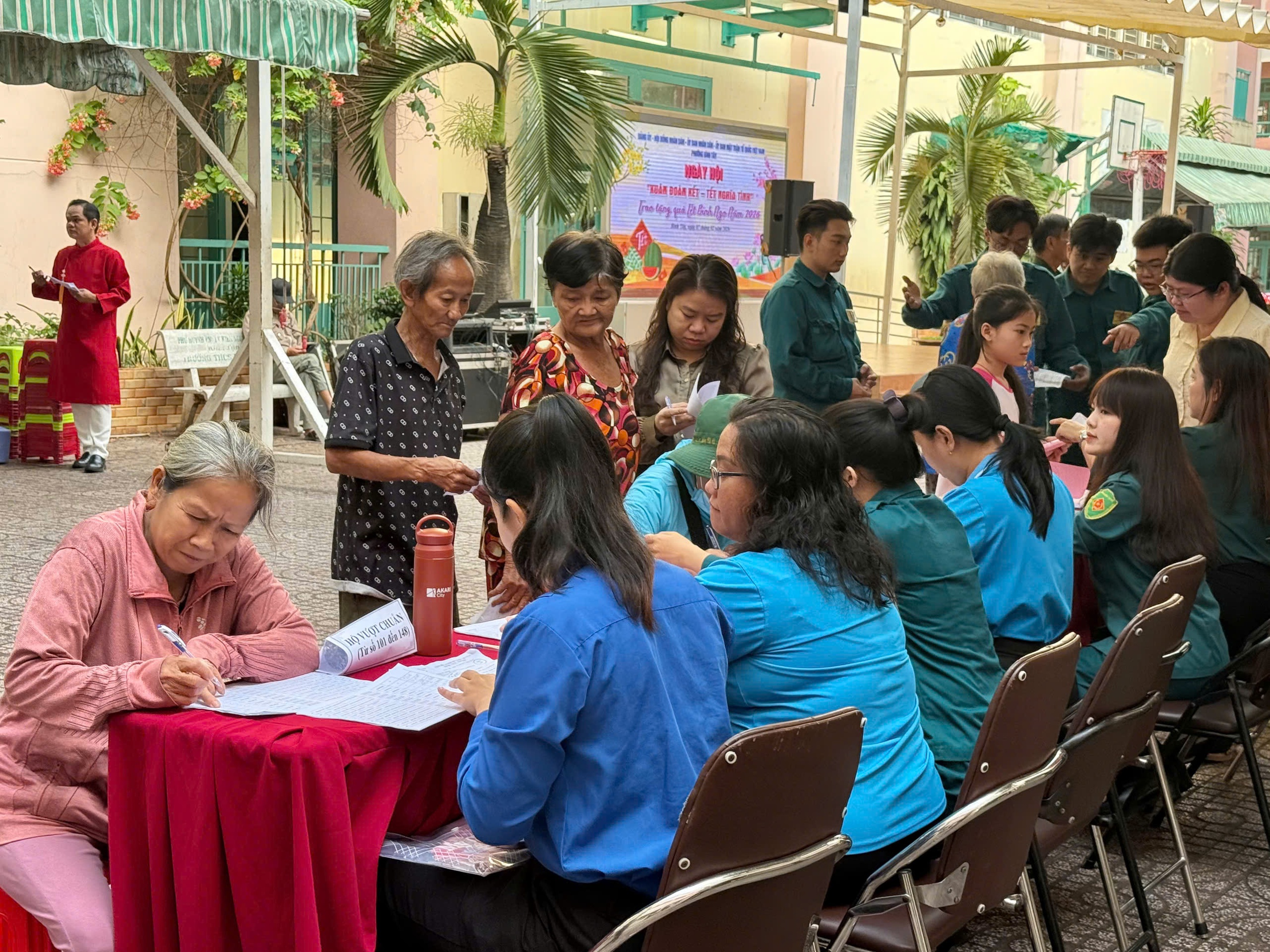 Phường Bình Tây gửi 200 phần quà đến người dân tại Ngày hội “Xuân đoàn kết - Tết nghĩa tình” - Ảnh 5.